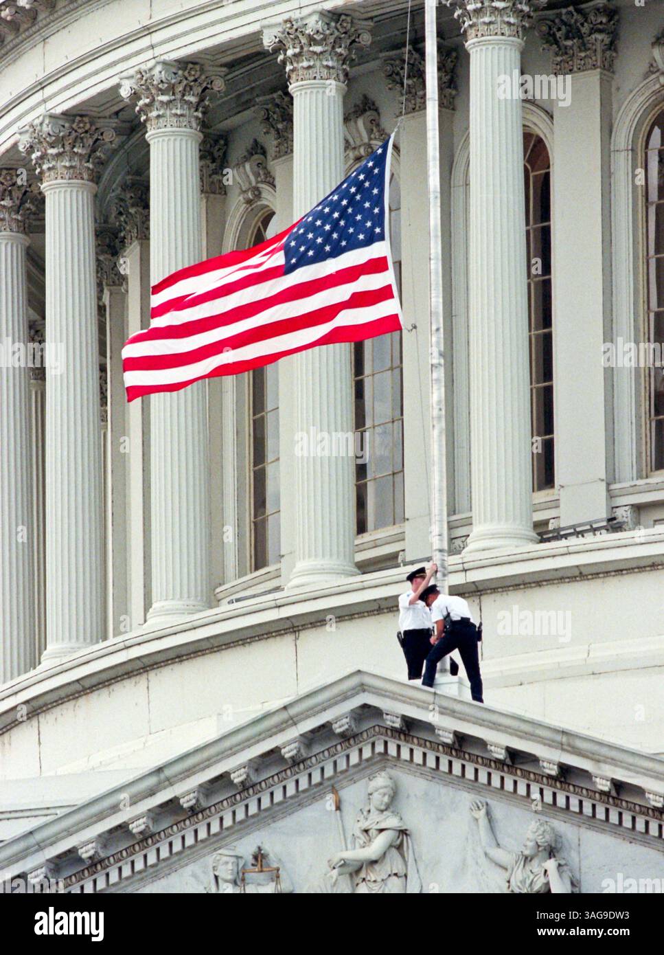 Dec. 25, 2011 - Washington, DC, Etats-Unis - le Capitole américain a baissé le drapeau en Berne suite à une fusillade qui a tué deux policiers du Capitole américain le 24 juillet 1998. Deux policiers ont été tués dans l'incident, une personne blessée et les hommes armés isolés ont été blessés et mis en détention. (Crédit image : © Richard Ellis/ZUMAPRESS.com) Banque D'Images