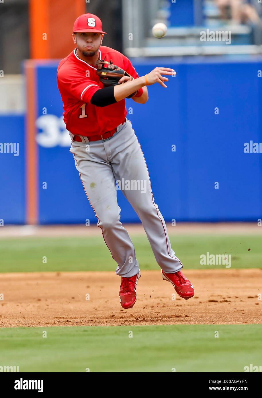 09 juin 2012 : N. C. State Wolfpacks ss Chris Diaz (1) se lance en première place lors de la NCAA Gainesville Super Regional Game 1 action entre les Florida Gators et North Carolina State Wolfpack joué au Alfred A. McKethan Stadium. (Crédit image : © Gray Quetti/Cal Sport Media/ZUMAPRESS.com) Banque D'Images