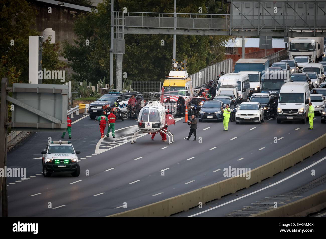 Buenos Aires, Argentine. 08 avril 2025. L'hélicoptère du SAME (Emergency Medical Care System) atterrit sur la route 25 de Mayo pour fournir des soins d'urgence aux victimes d'un accident de la route. Crédit : SOPA images Limited/Alamy Live News Banque D'Images