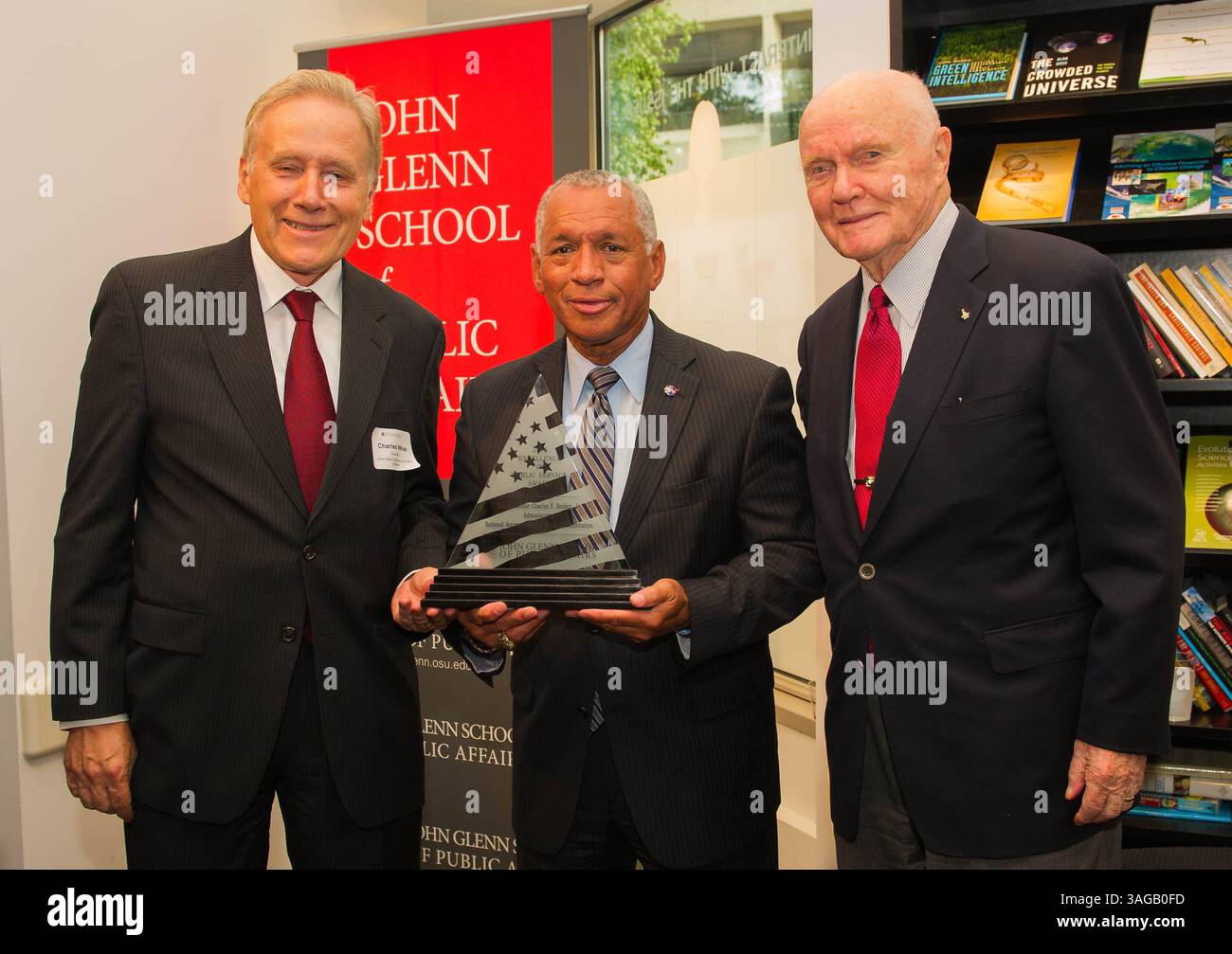 21 juin 2012 - Washington, District of Columbia, États-Unis - CHARLES BOLDEN, administrateur de la NASA, au centre, reçoit le prix John Glenn School of public Affairs Excellence in public Service, décerné par l'ancien astronaute Sen. JOHN GLENN, à droite, et CHARLES WISE, directeur fondateur de la John Glenn School of public Affairs de l'Ohio State University, au Narian Koshland Science Museum à Washington. (Crédit image : © Paul E. Alers/NASA/ZUMAPRESS.com) Banque D'Images