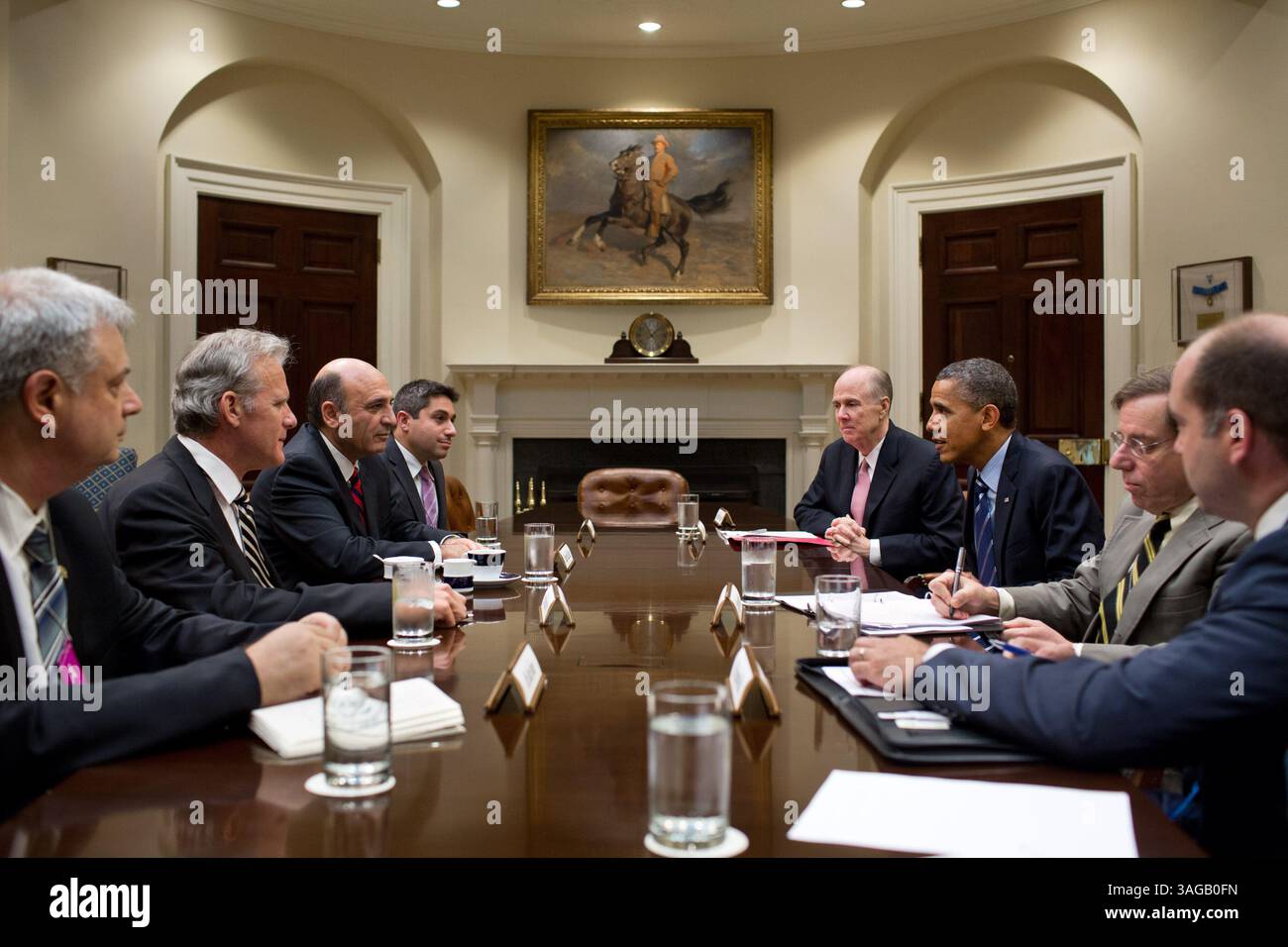21 juin 2012 - Washington, District of Columbia, États-Unis - le président BARACK OBAMA tombe devant une réunion entre le conseiller à la sécurité nationale TOM DONILON et le vice-premier ministre israélien SHAUL MOFAZ, troisième à partir de la gauche, dans la salle Roosevelt de la Maison Blanche. (Crédit image : © Pete Souza/la Maison Blanche/ZUMAPRESS.com) Banque D'Images