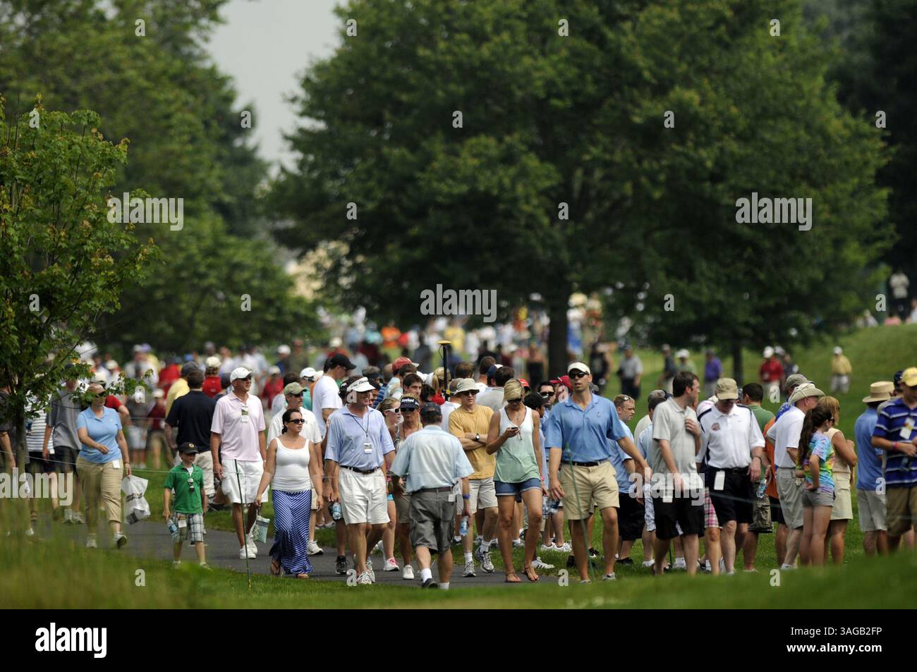22 juin 2012 - Cromwell, CT, États-Unis - Une foule nombreuse suit les favoris Webb Simpson, Bubba Watson et Keegan Bradley dans la deuxième manche du Travelers Championship au TPC à River Highlands à Cromwell, Connecticut, vendredi 22 juin 2012. (Crédit image : © Cloe poisson/Hartford courant/MCT/ZUMAPRESS.com) Banque D'Images