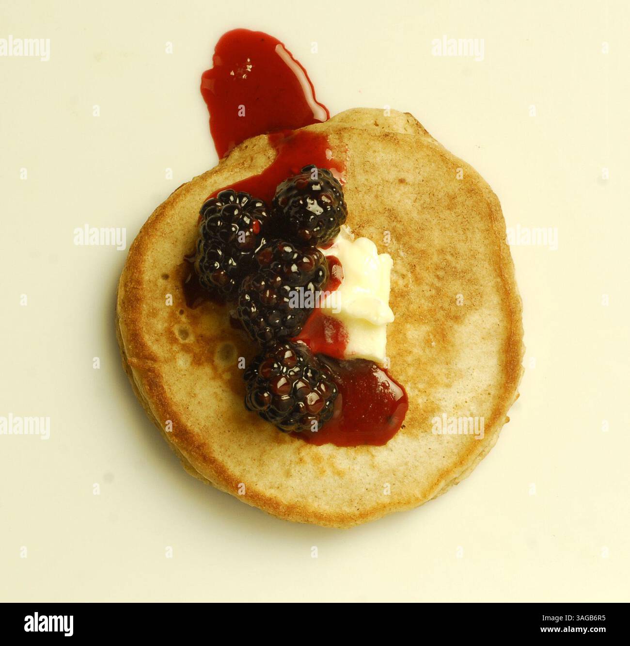 18 août 2011 - Walnut Creek, CA, États-Unis - un dimanche matin paresseux, le flapjack parfumé est un véhicule parfait pour le sirop d'érable, les compotes de fruits, le yaourt, les baies tranchées ou un simple saupoudrage de sucre en poudre. Les fabriquer à partir de zéro ne prend pas beaucoup plus de temps que d'utiliser un mélange et vous permet d'ajouter différentes saveurs et textures. (Crédit image : © Mark Dufrene/Contra Costa Times/MCT/ZUMAPRESS.com) Banque D'Images