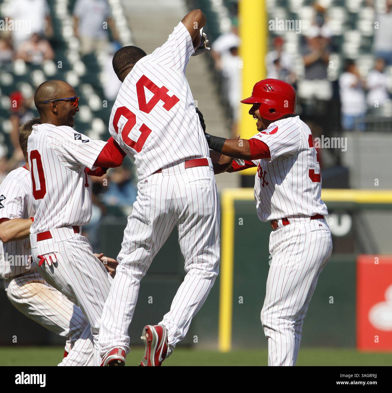 24 juin 2012 - Chicago, il, États-Unis - Eduardo Escobar (38 ans) des White Sox de Chicago est mobbed par ses coéquipiers après que son single RBI en dixième manche ait remporté le match contre les Brewers de Milwaukee au U.S. Cellular Field à Chicago, Illinois, le dimanche 24 juin 2012. (Crédit image : © Nuccio Dinuzzo/Chicago Tribune/MCT/ZUMAPRESS.com) Banque D'Images