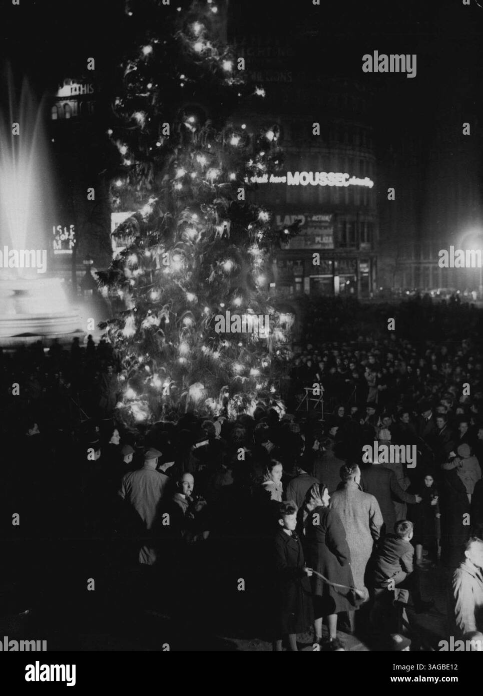 Norwegian Choir in Trafalgar Square -- Une chorale norvégienne, formée de filles norvégiennes vivant à Londres et vêtues de costume national, est vue comme elles ont encerclé l'arbre de Noël à Trafalgar Square, Londres, décembre 22 pour chanter des chants de chants. L'arbre de 55 pieds était un cadeau d'Oslo au peuple de Londres. 23 décembre 1949. (Photo par photo de presse associée). Banque D'Images