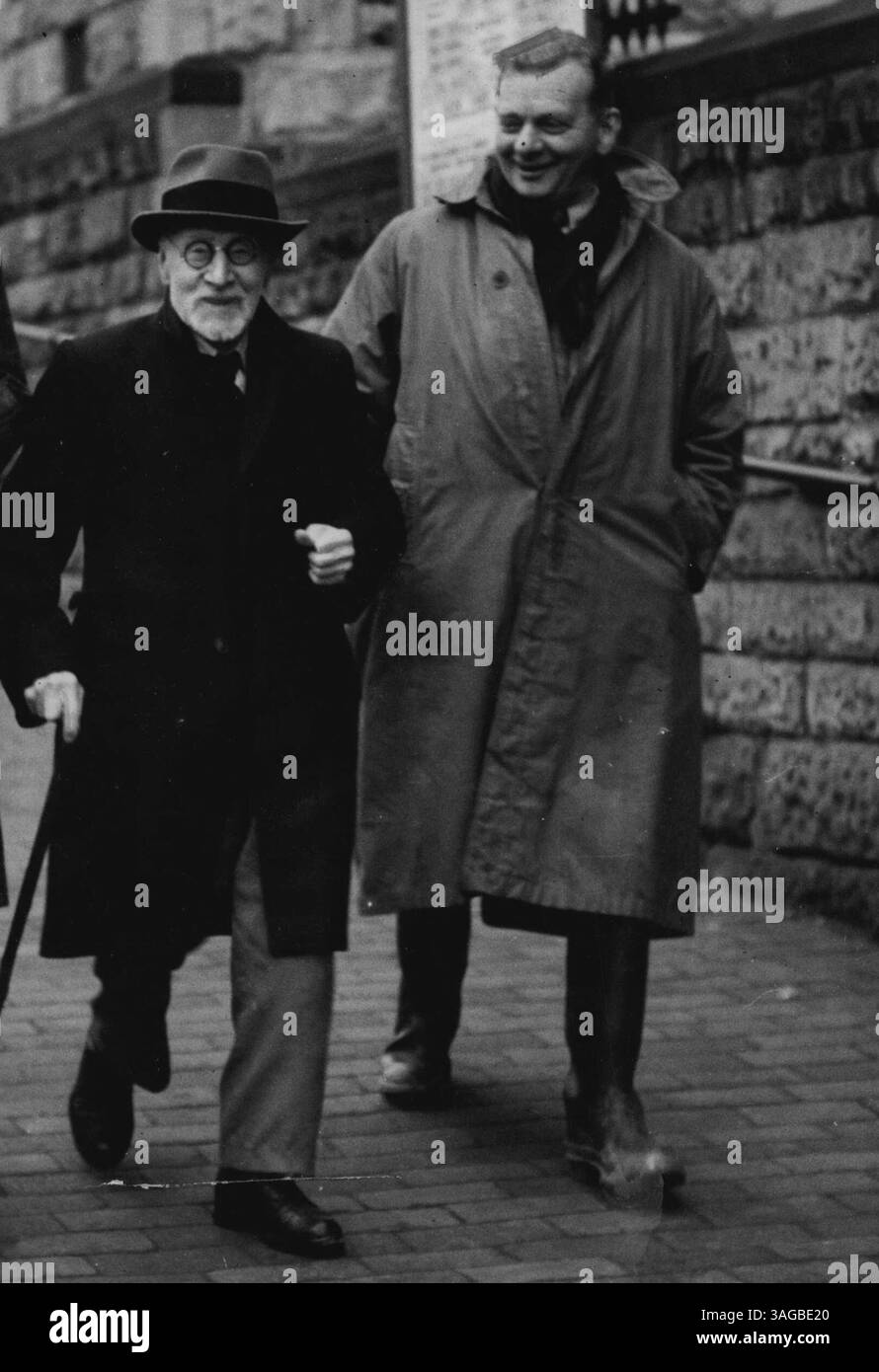 Il avait trois ans quand ***** la guerre commencée peut encore ***** -- ***** M. Alfred Crundwell fête son anniversaire aujourd'hui ***** (Jour de l'an) avec ***** Parcourez Tunbrid ***** . Et si agile est-il ***** Il semble difficile de croire que, lorsque les premiers ont vu le monde, la guerre de Crimée était encore à trois ans. M. Crundwell a 103 ans aujourd'hui, mais il peut toujours courir pour un bus. Il est né à Bermondsey, Londres, a commencé à travailler à 11 ans dans une usine de la ville de Londres pour cinq shillings par semaine. Il est entré à quatre heures du matin, terminant à neuf heures du soir. 01 janvier 1954. (Photo de Reuterphoto). Banque D'Images