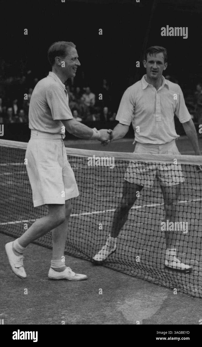 L'Australie gagne à Wimbledon. Photos : G.E. Brown d'Australie (à droite) félicité par B.K. Burnett (Grande-Bretagne). Qu'il a battu 6-0 6-3 6-0. Avec plus de 250 joueurs de 25 pays en compétition, les premiers championnats de tennis de Wimbledon (Londres) depuis 1939 ont commencé au All England Club. 24 juin 1946. Banque D'Images