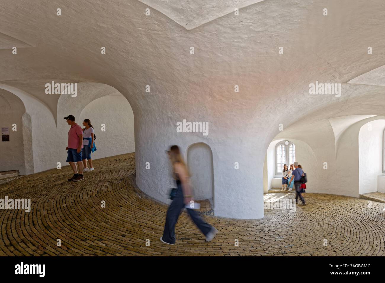 Kopenhagen, Daenemark, DK - Runde Turm 02.09.2024, Kopenhagen, Daenemark, DK - Runde Turm. Der Rundetarn, daenisch fuer Runder Turm , wurde im 17. Jahrhundert errichtet und ist das aelteste noch aktive Observatorium Europas. IM Inneren des Rundetarn fuehrt anstelle einer Treppe ein etwa 7 mètres breiter und 209 mètres langer, gepflterter Wendelgang nach oben. Kopenhagen Hovedstaden Daenemark *** Copenhague, Danemark, DK Tour ronde 02 09 2024, Copenhague, Danemark, DK Tour ronde le Rundetarn, danois pour Tour ronde , a été construit au 17ème siècle et est le plus ancien observatoire encore actif en E. Banque D'Images
