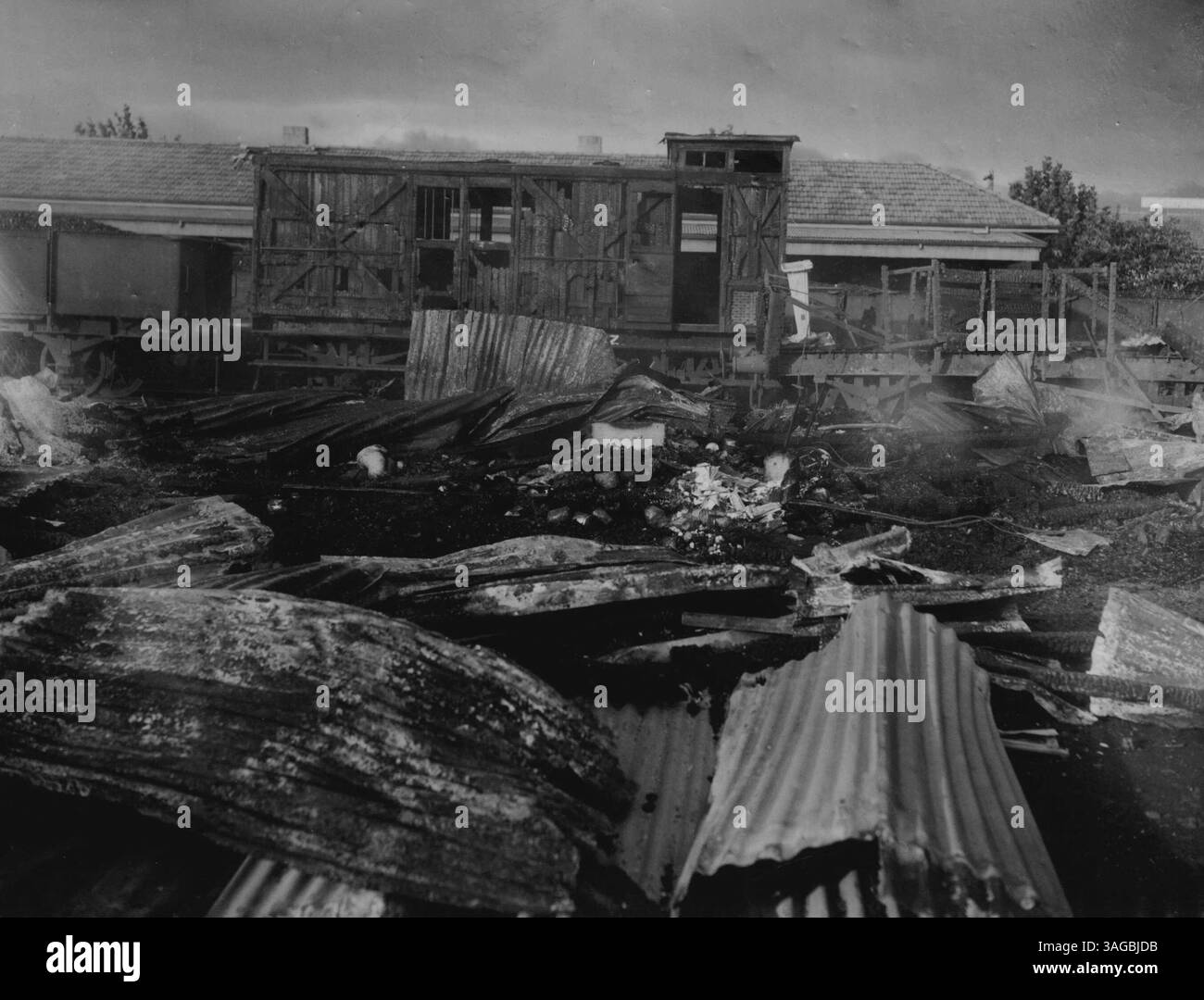 Les marchandises ont été évacués à la gare de Yallourn après les incendies. 6 mars 1944. Banque D'Images