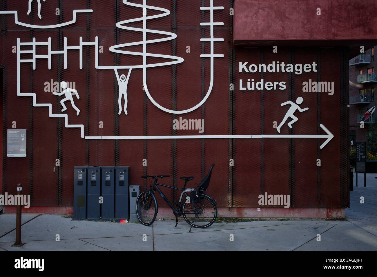 Kopenhagen, Daenemark, DK - Stadtteil Nordhavn 03.09.2024, Kopenhagen, Daenemark, DK - Stadtteil Nordhavn. Spielplatz mit Aussicht : parking Maison Lueders à Kopenhagen. Fassaden- und Dachgestaltung wurde von JAJA Architects aus Kopenhagen entworfen. Kopenhagen Hovedstaden Daenemark *** Copenhague, Danemark, DK Nordhavn district 03 09 2024, Copenhague, Danemark, DK Nordhavn district aire de jeux avec vue parking Maison Lueders à Copenhague façades et toiture a été conçu par JAJA Architects de Copenhague Copenhague Hovedstaden Daenemark Banque D'Images