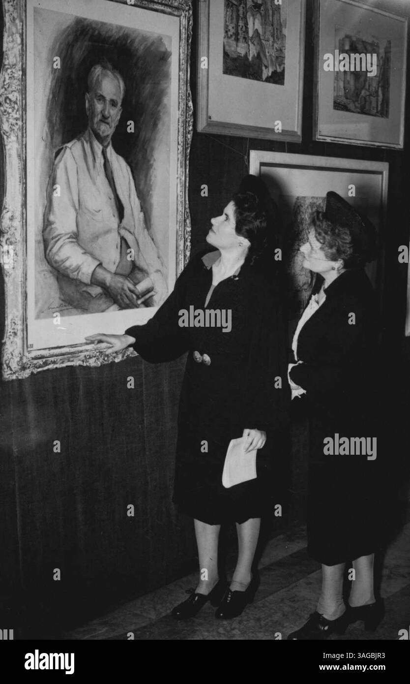 Images montrent : Miss Bull regardant sa mère, regardant sa peinture de « le pionnier ». Qui est un portrait d'Ulysse Eugène Perrier, Portrait-peintre, le grand-père de l'artiste, qui a navigué en Australie dans les premiers jours pionniers. Une exposition de plume et d'aquarelles en Grande-Bretagne et en Australie par Miss Norma Bull, intitulée 'Two Hemispheres' a eu lieu à Australia House (Londres). Norma Bull, artiste officiel de guerre britannique, est membre de la Victorian Artists Society (Australie). 04 novembre 1947. (Photo par L.N.A) Banque D'Images