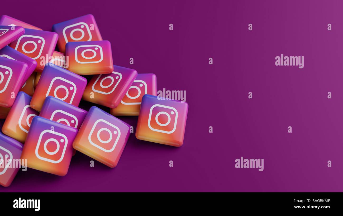 Logo de l'application de médias sociaux Instagram sur une grande pile sur fond violet avec espace de copie comme en-tête de bannière web Banque D'Images