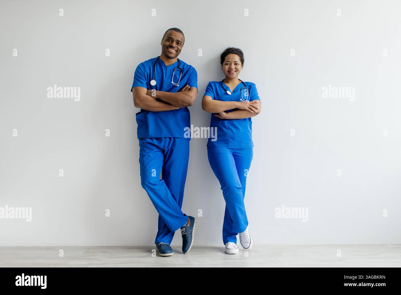 Portrait de deux professionnels de santé afro-américains en gommage bleu Banque D'Images