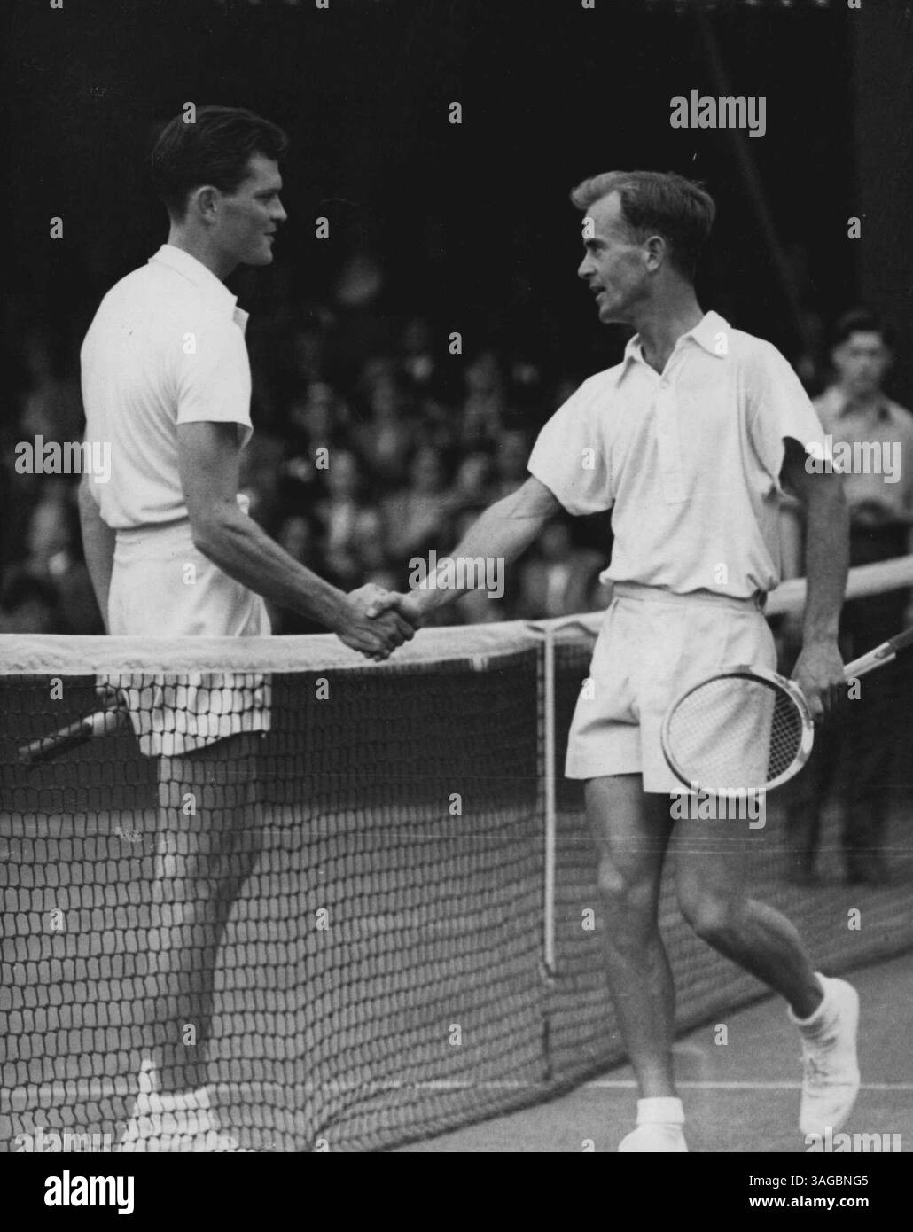 Wimbledon Championship Open. Image montre :- Budge Patty (États-Unis) est parti, étant félicité par O.W. Sidwell (Australie), après avoir gagné 4-6, 6-3, 3-6, 6-2, a Wimbledon cet après-midi. Les deuxièmes championnats de tennis sur gazon de Wimbledon d'après-guerre ont débuté aujourd'hui (lundi) au club All-England de Wimbledon. 23 juin 1947. Banque D'Images