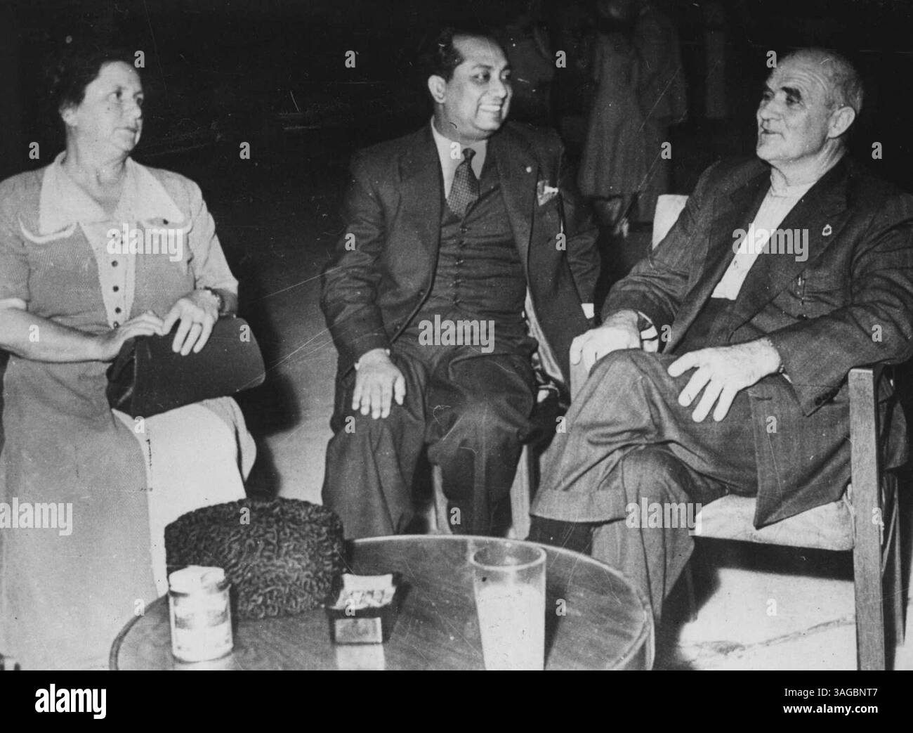 A. G. Cameron, ***** Des représentants, et Mme Cameron ***** M. Habibur Rahman, haut-commissaire désigné pour l'Australie et la Nouvelle-Zélande, à l'aéroport de Karachi le 17 mai 1953. Le sénateur Cameron et les MRS Cameron étaient enroutés à Londres pour assister au couronnement. 01 mai 1953. Banque D'Images