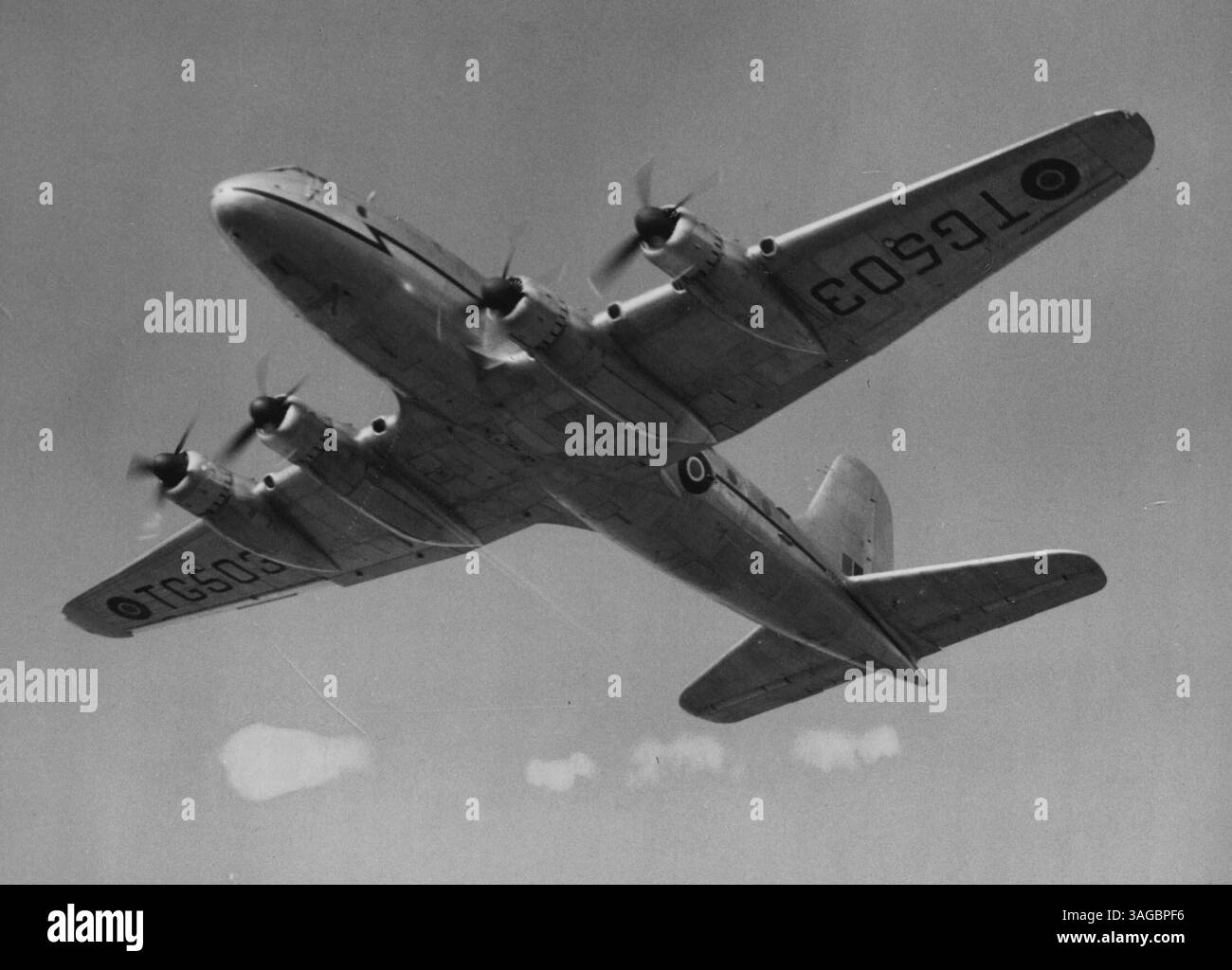 Le plus grand et le plus rapide avion de transport militaire de Grande-Bretagne part sur un vol d'essai de 26 000 miles - le 'Hastings' décollant de Radlett pour le vol de 26 000 miles - propulsé par ses quatre moteurs Bristol 1 775 h.p. 'Hercules'. Le dernier avion militaire britannique, le Handley-Pagen 'Hastings', a décollé de l'aérodrome de Radlett pour un vol d'essai combiné tropical et opérationnel vers l'Australie et la Nouvelle-Zélande. Le Hastings a une vitesse de 355 M.P.H. et accueille cinquante troupes entièrement équipées, ou des canons et des camions pesant un total de sept tonnes et demie, et peut également être utilisé comme combattant ou ambulance. Le 10 mars Banque D'Images Le plus grand et le plus rapide avion de transport militaire de Grande-Bretagne part sur un vol d'essai de 26 000 miles - le 'Hastings' décollant de Radlett pour le vol de 26 000 miles - propulsé par ses quatre moteurs Bristol 1 775 h.p. 'Hercules'. Le dernier avion militaire britannique, le Handley-Pagen 'Hastings', a décollé de l'aérodrome de Radlett pour un vol d'essai combiné tropical et opérationnel vers l'Australie et la Nouvelle-Zélande. Le Hastings a une vitesse de 355 M.P.H. et accueille cinquante troupes entièrement équipées, ou des canons et des camions pesant un total de sept tonnes et demie, et peut également être utilisé comme combattant ou ambulance. Le 10 mars Banque D'Images
