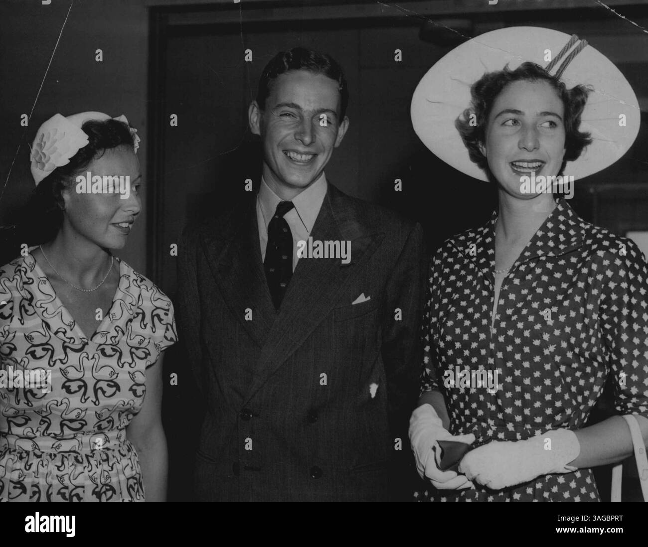 Mlle Heather Menzies, qui sera demoiselle d'honneur au mariage le mois prochain de Mlle Jeanette Brooks, fille du gouverneur de Victoria, et Lieut. Robin Byrnem RN, était à l'aéroport de Kingsford Smith ce matin pour rencontrer l'époux quand il est arrivé par Air Ceylon de Londres. Il partit plus tard pour Melbourne. 30 janvier 1952. Banque D'Images