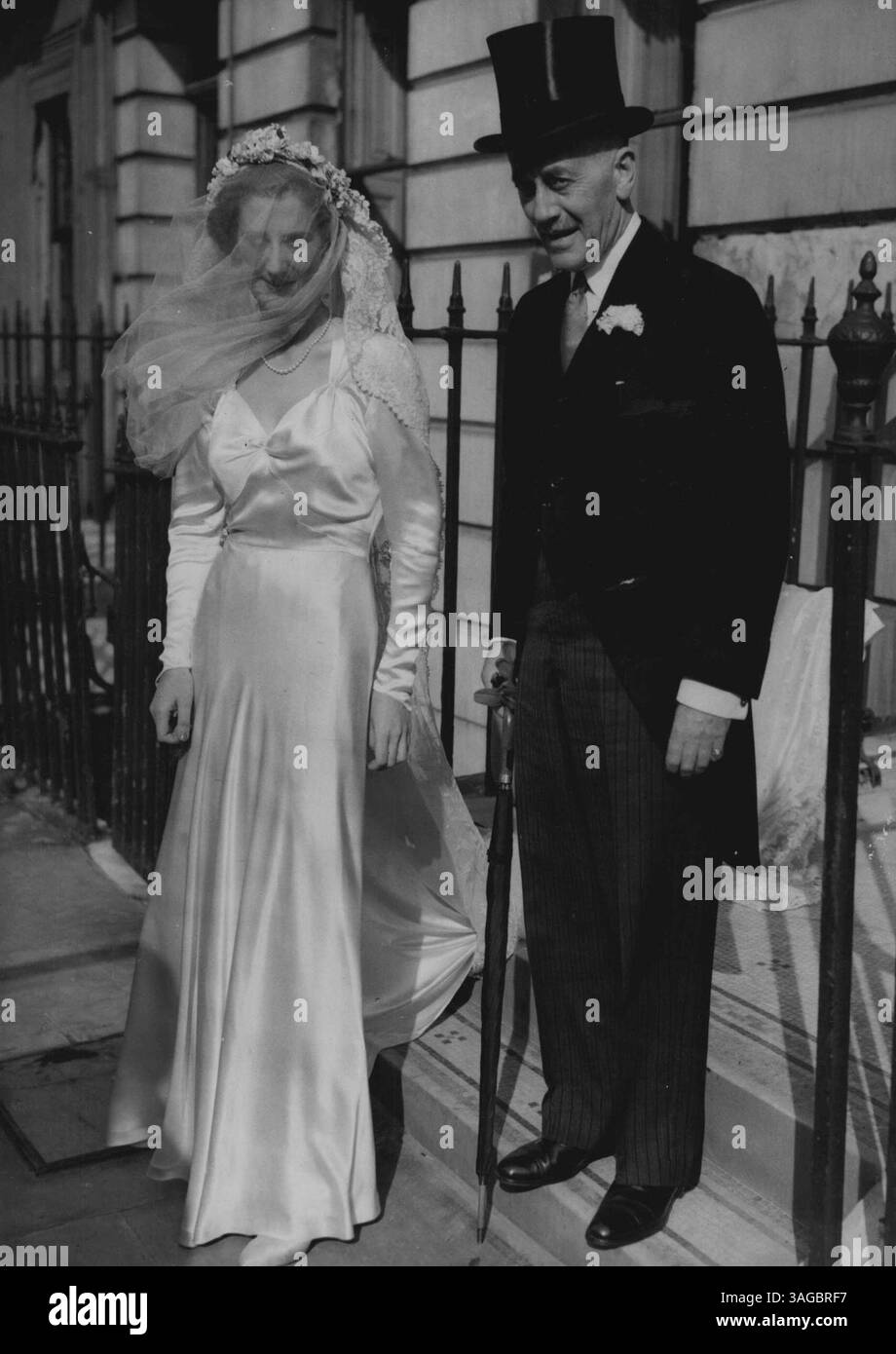 Sir Alexander donne sa fille à Sir Alexander Cadogan, représentant britannique des nations unies, photographiée avec sa fille Gillian comme la gauche de leur maison à Cadogan place, Londres pour son mariage à M. Patrick Crichton à St. Peter's Churgh, rue Vere, aujourd'hui, 1 octobre. Sir Alexander est venu à Londres pour la cérémonie de service officiel à Paris. 01 octobre 1948. (Photo par photo de presse associée) Banque D'Images