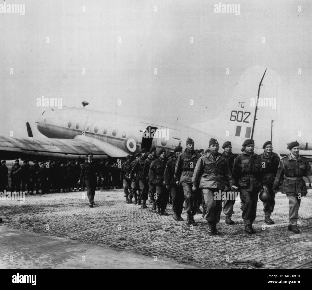 Des parachutistes alertés alors que la crise iranienne augmente -- ce sont des hommes de la 16e brigade indépendante de parachutistes de Grande-Bretagne quittant l'avion à Abingdon, Berkshire, mardi, le lendemain de l'ordre de la brigade d'être alertée. Il a été ordonné d'être prêt pour une possible 'destination inconnue. "Il a été accusé aujourd'hui au parlement iranien que la Grande-Bretagne envoyait des parachutistes en Iran pour bloquer la nationalisation de la Compagnie pétrolière anglo-iranienne. Au premier rang se trouvent deux parachutistes de l'armée américaine non identifiés. Il y a une unité américaine à Abingdon qui s'entraîne avec la RAF. 17 mai 1951. (Photo de AP Wirephoto). Banque D'Images