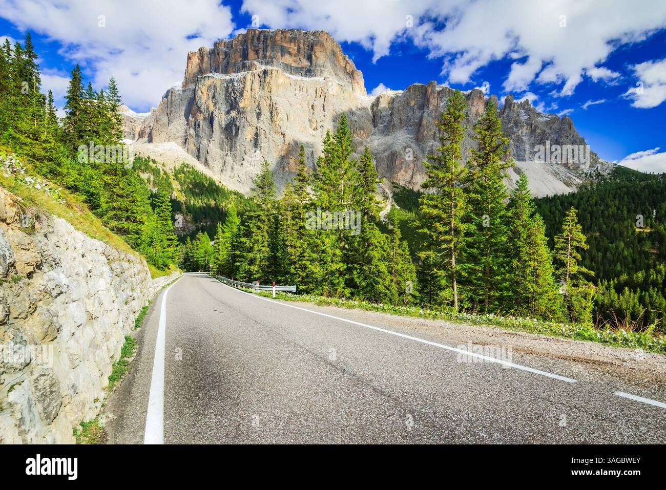 Dolomites, Italie. Route sinueuse vers Sella Pass et Sella Ronda Ridge, paysage alpin pittoresque du Sudtirol. Banque D'Images
