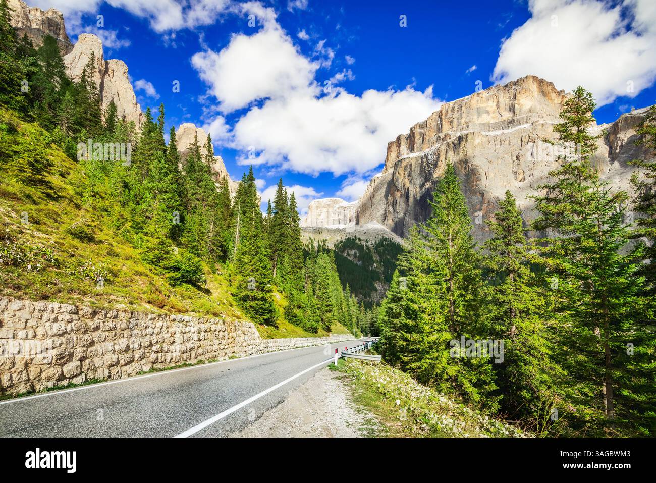 Dolomites, Italie. Route sinueuse vers le col de Sella et la crête de montagne Sella Ronda, paysage de Bolzano dans le Sudtirol. Banque D'Images