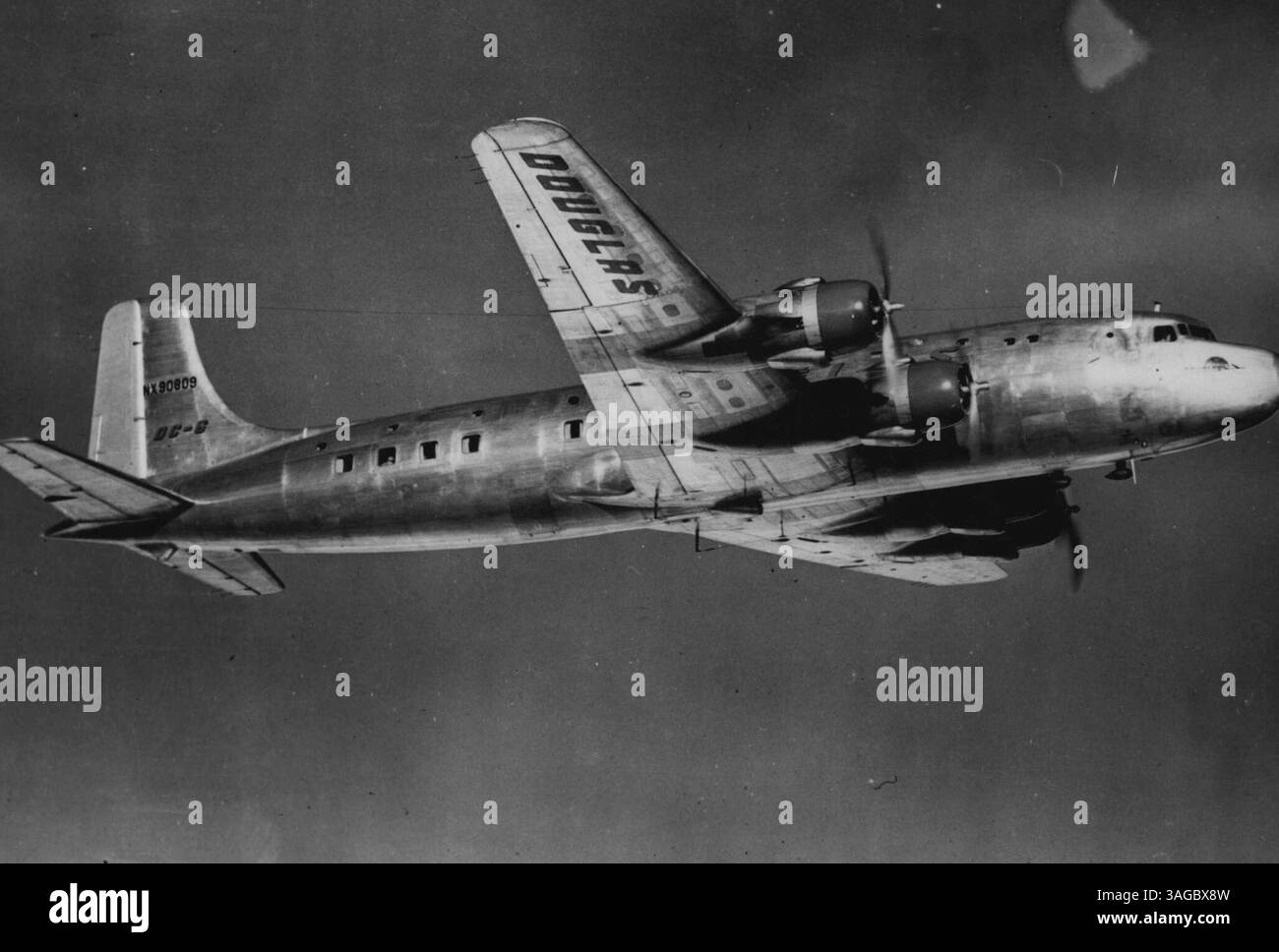 Le Douglas DC-6 en vol. ***** Sera répondu à l'été prochain lorsque le Douglas DC-6 entrera en service sur les compagnies aériennes américaines. Prétendu être la chose la plus proche de l'entretien ainsi que luxueux pour les passagers - l'avion a quatre moteurs de 2 100 chevaux donnant une vitesse de pointe de 315 miles à l'heure et une vitesse de croisière de près de 300. La version standard de jour accueillera 52 personnes, tandis que la version couchette accueillera 26 personnes, avec deux passagers assis. Sur les courts trajets, cependant, l'avion peut transporter jusqu'à 70 passagers. ***** service, hébergement sont normalement fournis ***** personne Banque D'Images