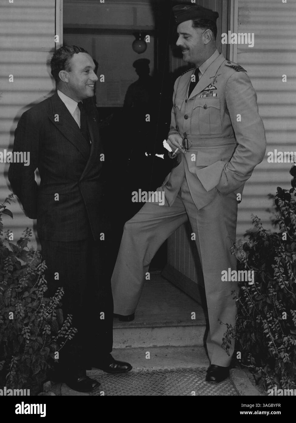 Le capitaine de groupe Clive Caldwell, D.S.O., D.F.C. et Barreau, et la Croix polonaise de la vaillance, photographié à Bradfield Park hier après qu'on lui eut dit le verdict de la cour martiale qu'il devrait être réduit au grade de lieutenant de vol. Avec lui se trouve son avocat, Mr. A. S. Peacock. 02 février 1946. (Photo de Russell Mcphedran/Fairfax Media) Banque D'Images