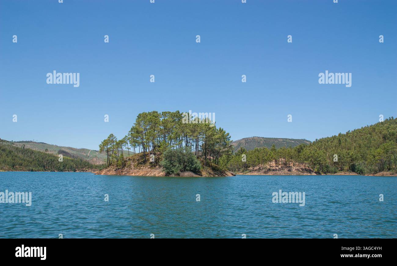 Paysage Portugal une petite île dans la rivière Zezere par une journée ensoleillée. Banque D'Images