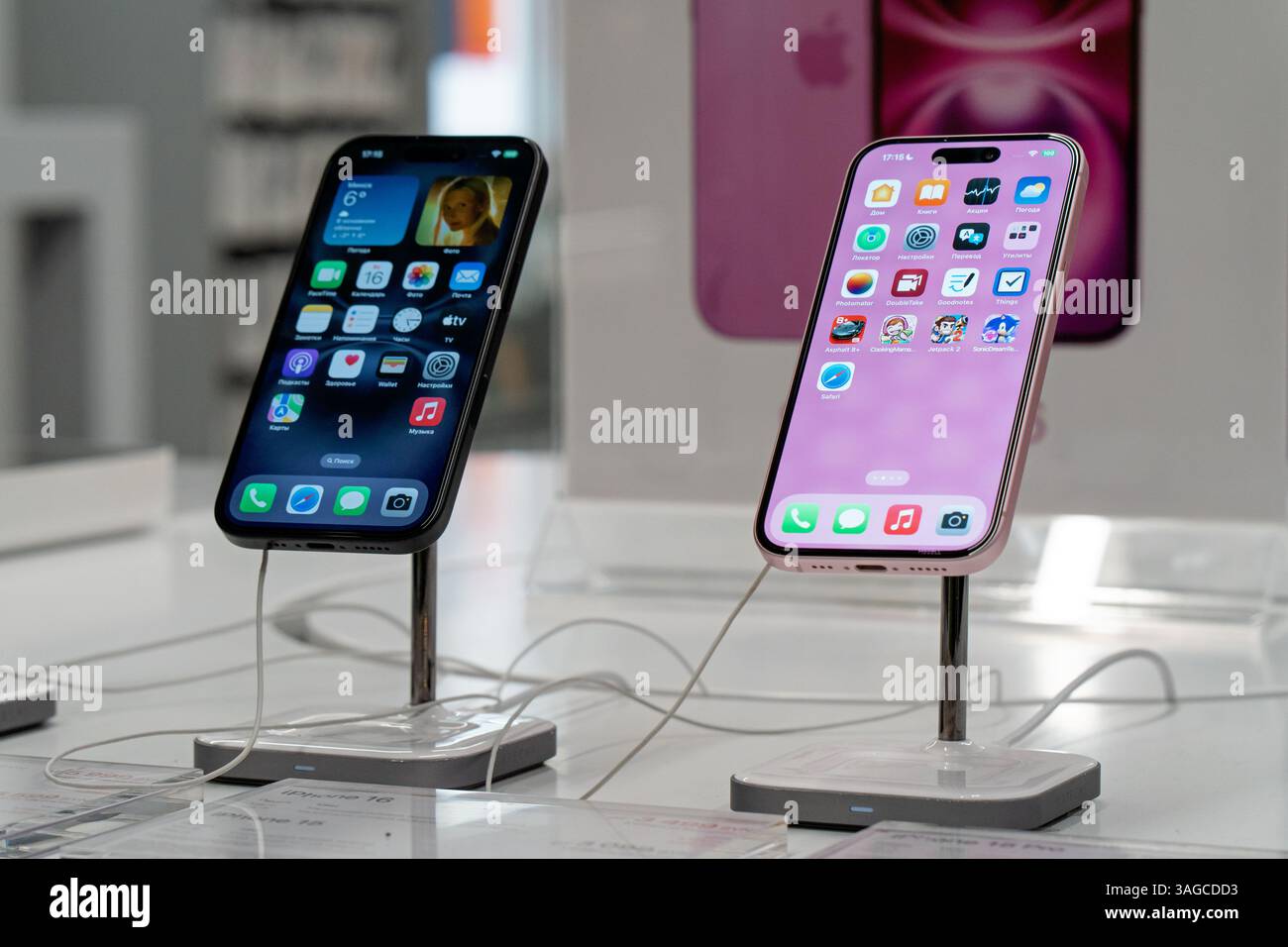 Apple iPhone 15 et Apple iPhone 15 Pro dans l'Apple Store. Minsk, Biélorussie - 16 mars 2025 Banque D'Images