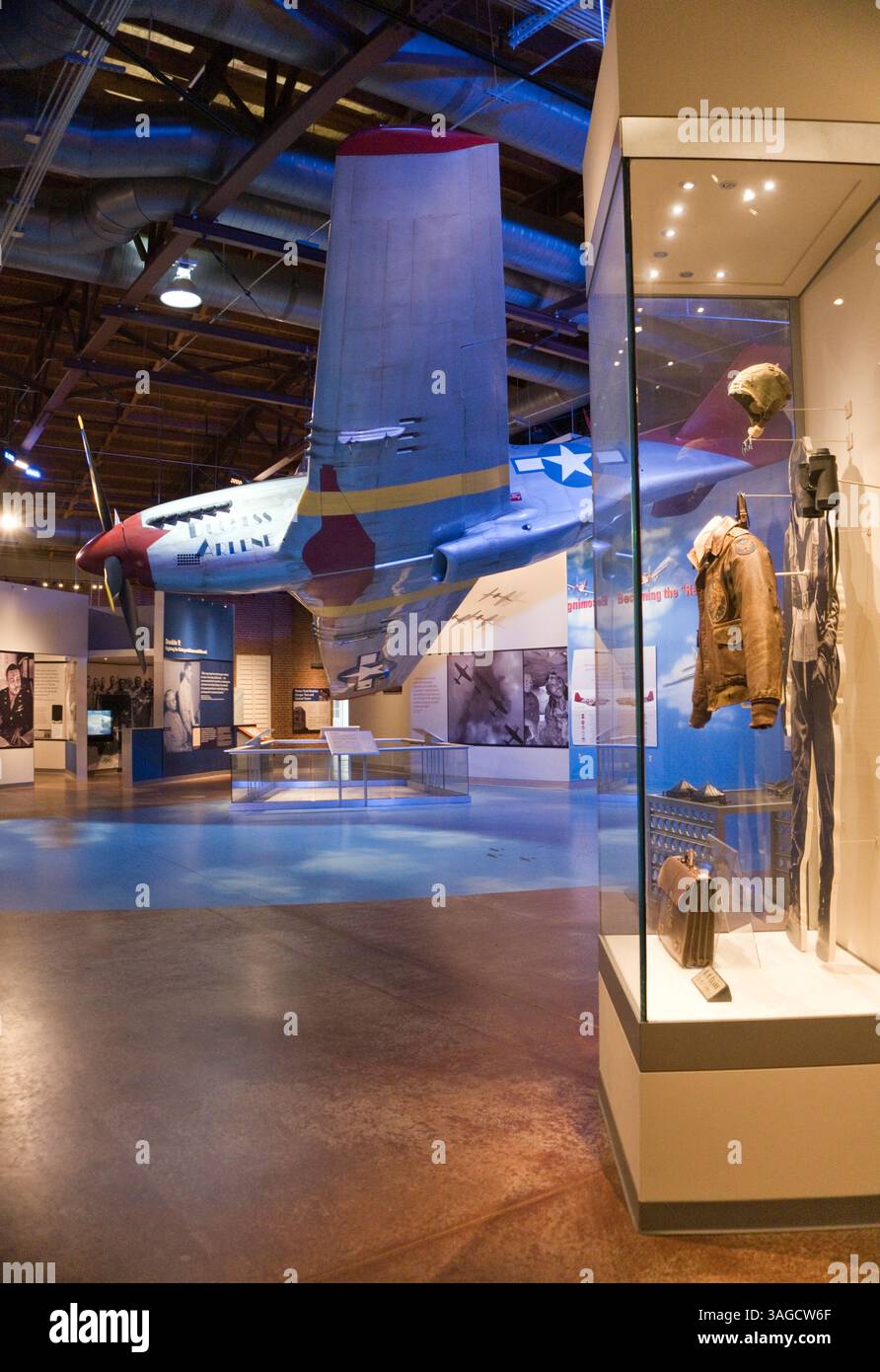 Une réplique d'avion de chasse P-51 Mustang est exposée au site historique national Tuskegee Airmen à Moton Field à Tuskegee, en Alabama. Banque D'Images