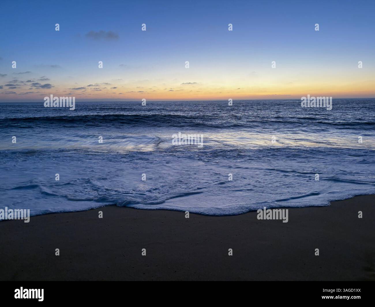 Vagues tranquilles du soir sur le rivage - Image de stock capturée avec un smartphone
