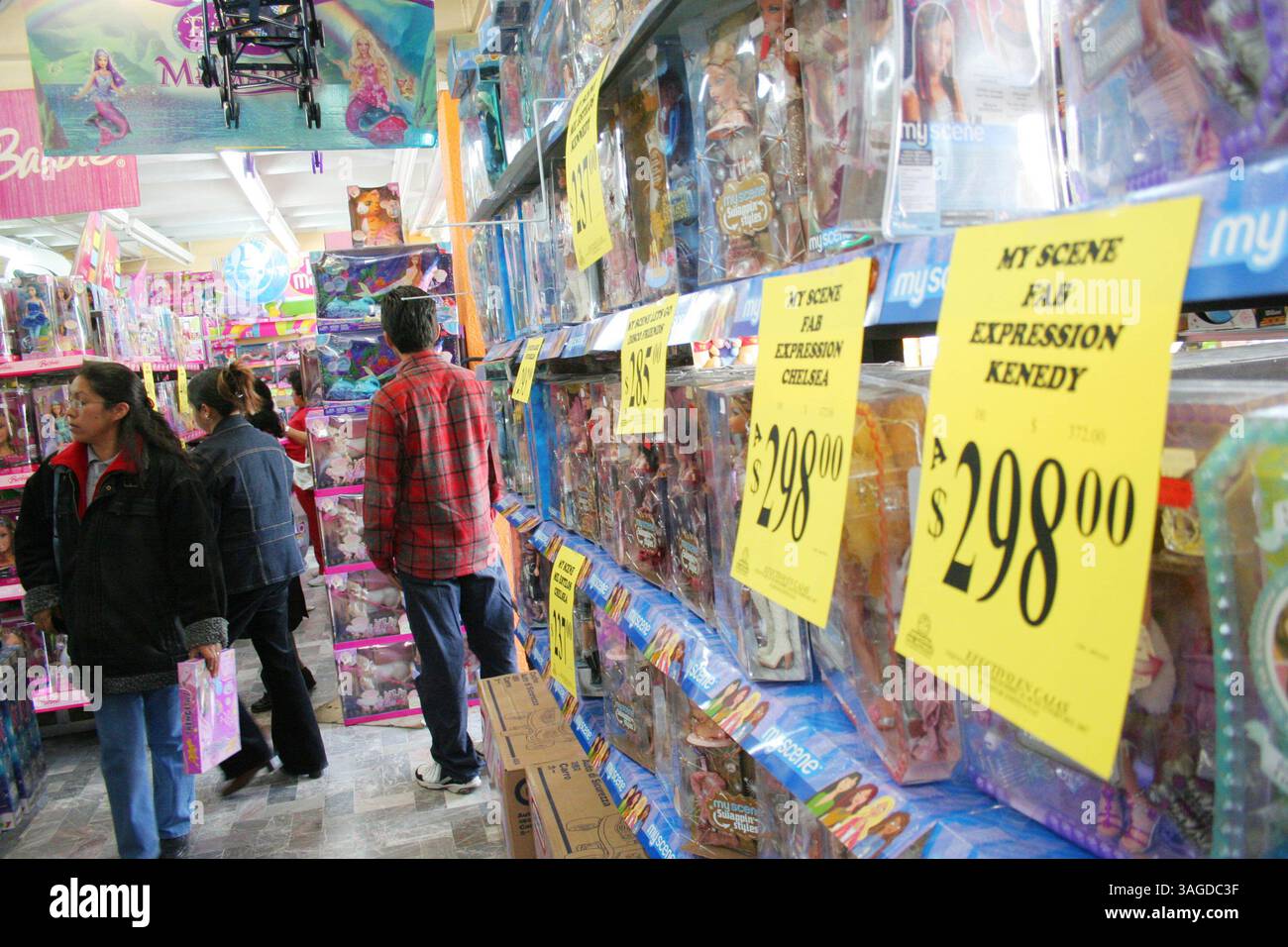 Jan 05, 2007 ; Toluca, MEXIQUE ; jouets à vendre dans un magasin à Toluca, Mexique, comme les enfants attendent l'arrivée des trois Rois Melchor, Baltazar et Gaspar pour le jour des trois Rois, qui tombe le 6 janvier, jour de l'Épiphanie. Le jour des trois Rois est quand les enfants mexicains reçoivent la majorité de leurs cadeaux (plutôt que Noël). (Crédit image : Carlos Tischler/ZUMAPRESS.com) Banque D'Images