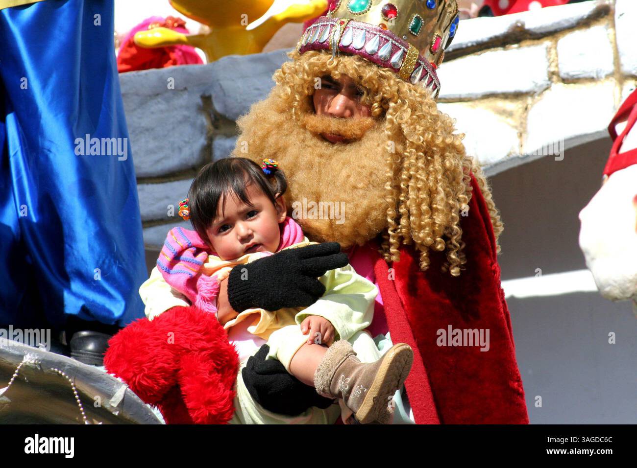 05 janv. 2007 ; Toluca, MEXIQUE ; les enfants mexicains attendent l'arrivée des trois Rois Melchor, Baltazar et Gaspar, à Toluca, Mexique. Le jour des trois Rois tombe le 6 janvier, jour de l'Épiphanie. Au Mexique, c’est alors que les enfants reçoivent la majorité de leurs cadeaux (plutôt que Noël). (Crédit image : Carlos Tischler/ZUMAPRESS.com) Banque D'Images