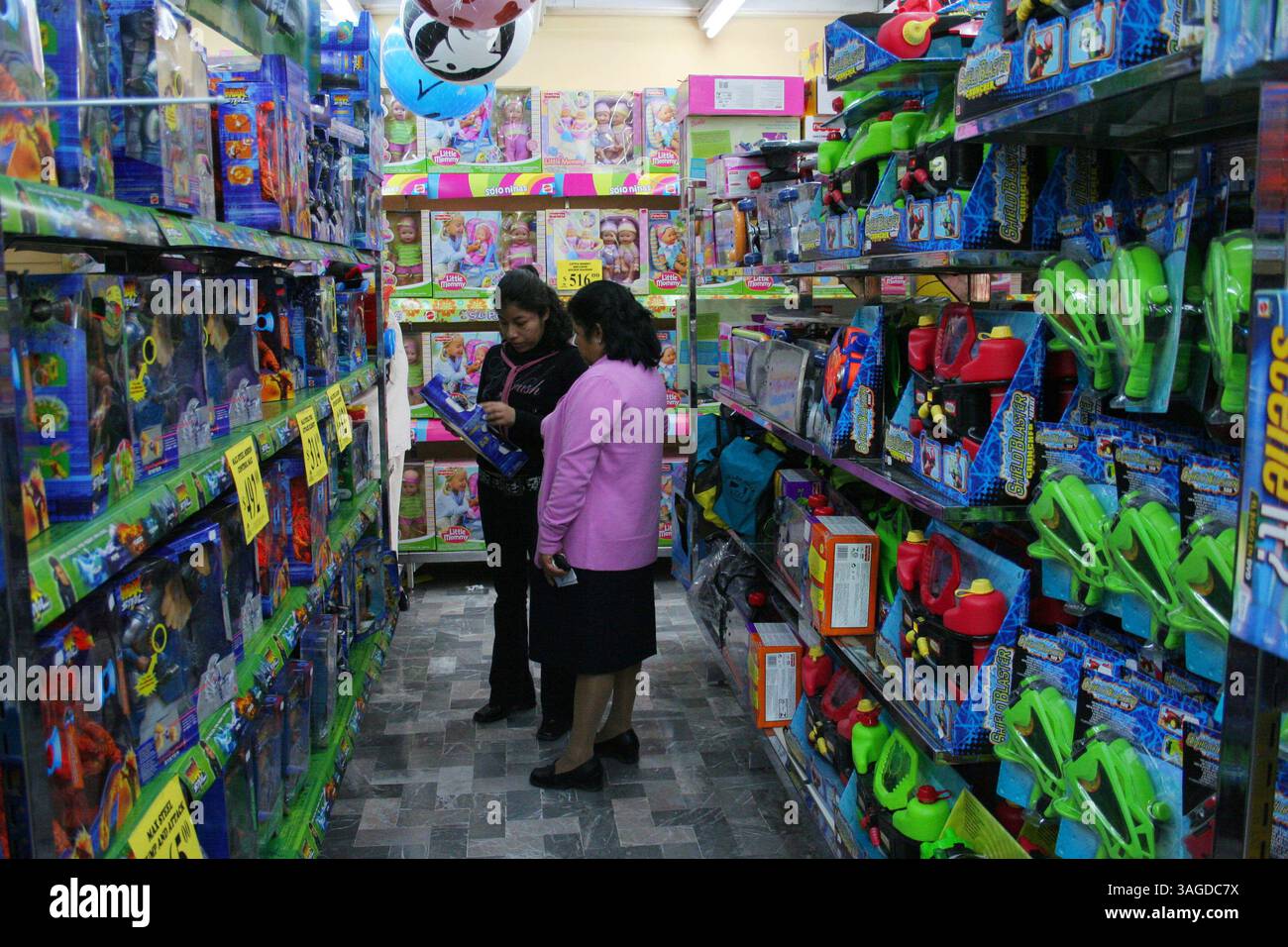 Jan 05, 2007 ; Toluca, MEXIQUE ; jouets à vendre dans un magasin à Toluca, Mexique, comme les enfants attendent l'arrivée des trois Rois Melchor, Baltazar et Gaspar pour le jour des trois Rois, qui tombe le 6 janvier, jour de l'Épiphanie. Le jour des trois Rois est quand les enfants mexicains reçoivent la majorité de leurs cadeaux (plutôt que Noël). (Crédit image : Carlos Tischler/ZUMAPRESS.com) Banque D'Images