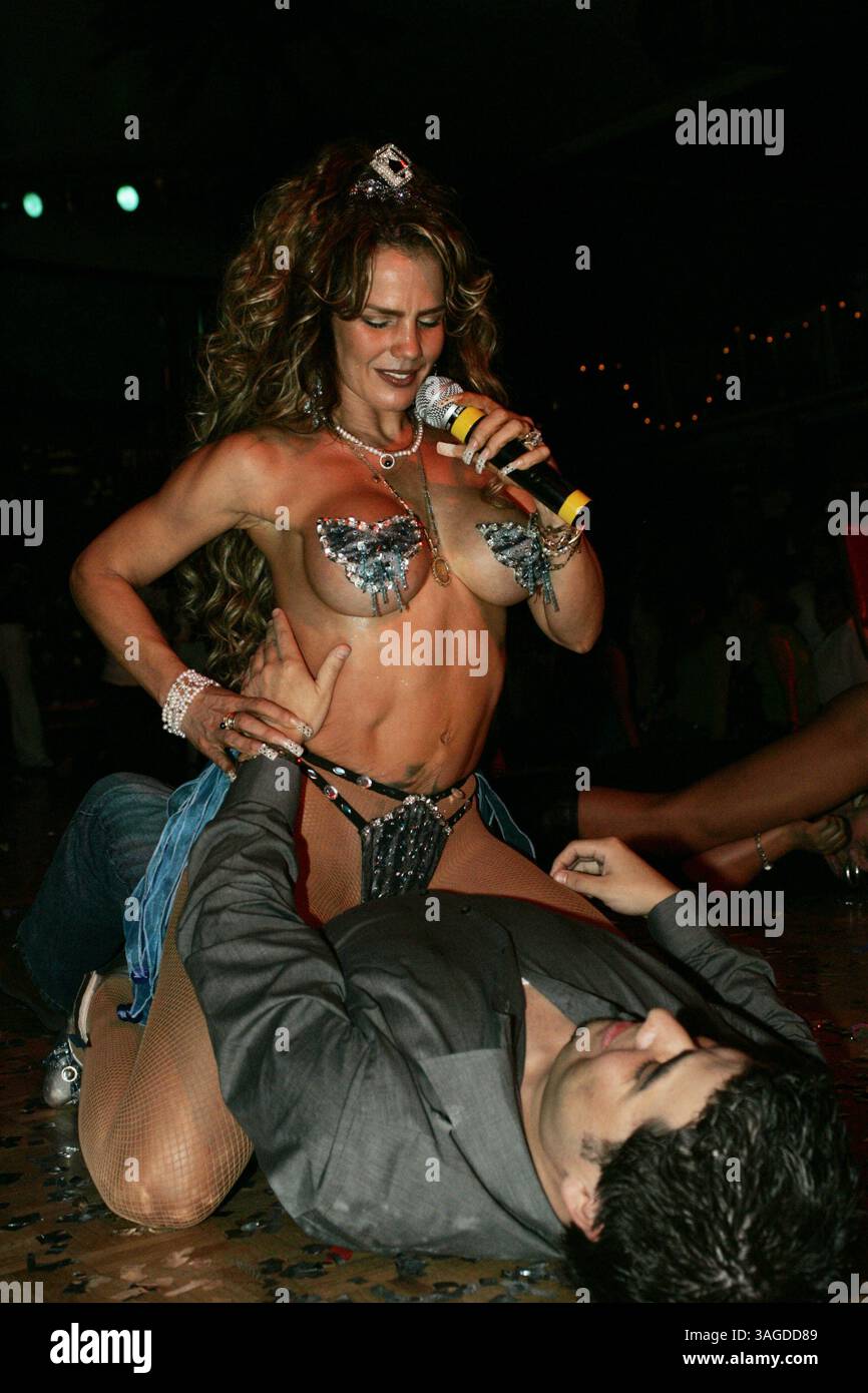 25 août 2008 - Mexico, DF, Mexique - L'actrice et chanteuse cubaine Niurka Marcos lance son nouveau parfum 'Niurka con Feromonas' à Mexico (crédit image : Carlos Tischler/ZUMAPRESS.com) Banque D'Images