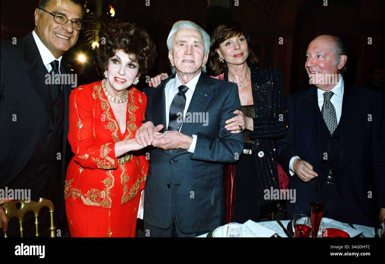 20 février 2001 ; Rome, Italie ; ventes en Amérique du Nord uniquement ! Acteurs KIRK DOUGLAS, GINA LOLLOBRIGIDA (en rouge), ELSA MARTINELLI & CARLO GIOVANNELLI @ une soirée organisée par le designer italien Gai Mattiolo en l'honneur de Kirk Douglas.. (Image de crédit : UNO Press/ZUMAPRESS.com) Banque D'Images