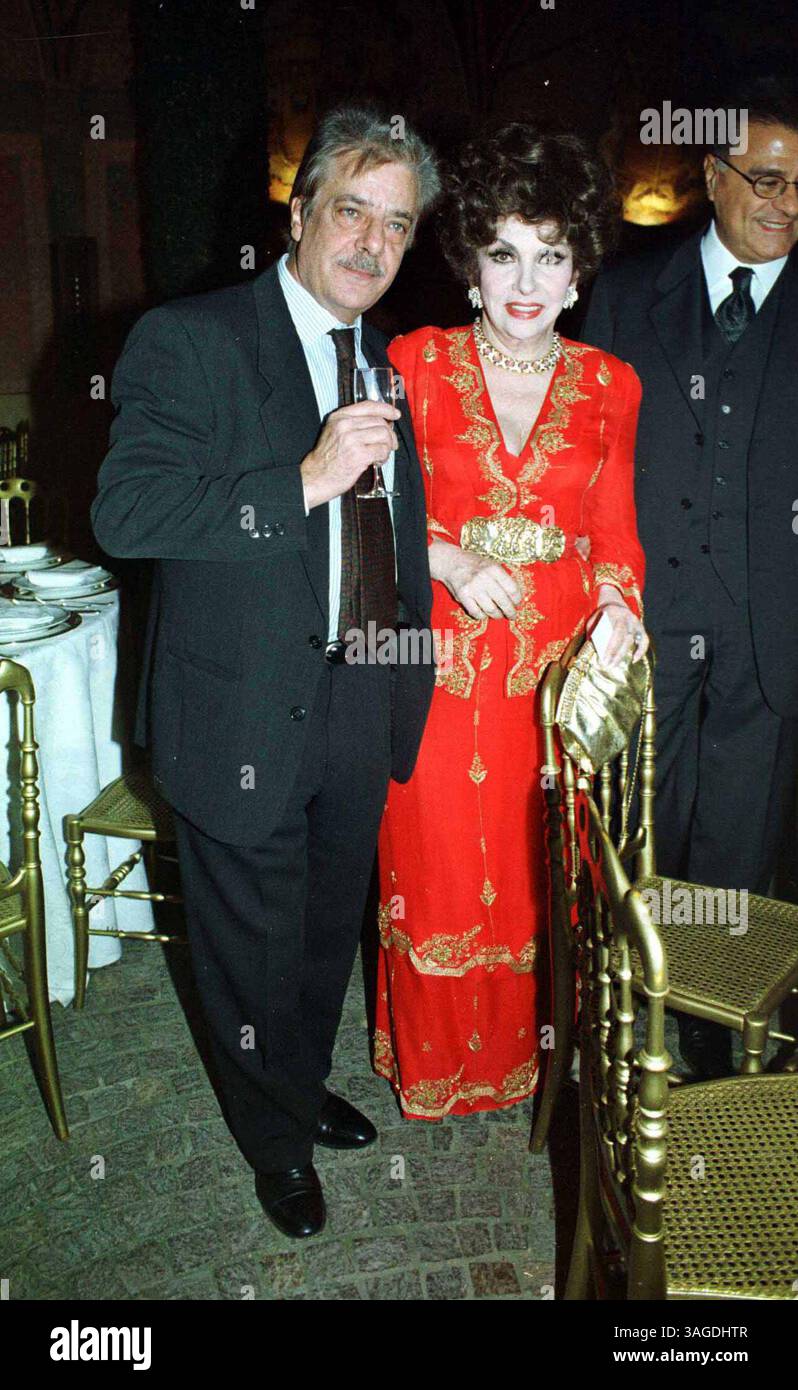 20 février 2001 ; Rome, Italie ; ventes en Amérique du Nord uniquement ! Acteurs GIANCARLO GIANNINI & GINA LOLLOBRIGIDA @ une fête organisée par le designer italien Gai Mattiolo en l'honneur de Kirk Douglas.. (Image de crédit : UNO Press/ZUMAPRESS.com) Banque D'Images