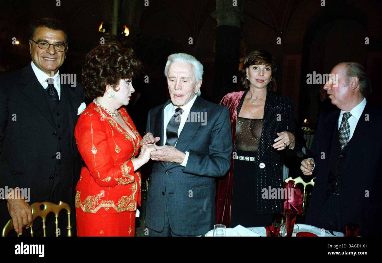 20 février 2001 ; Rome, Italie ; ventes en Amérique du Nord uniquement ! Acteurs KIRK DOUGLAS, GINA LOLLOBRIGIDA (en rouge), ELSA MARTINELLI & CARLO GIOVANNELLI @ une soirée organisée par le designer italien Gai Mattiolo en l'honneur de Kirk Douglas.. (Image de crédit : UNO Press/ZUMAPRESS.com) Banque D'Images