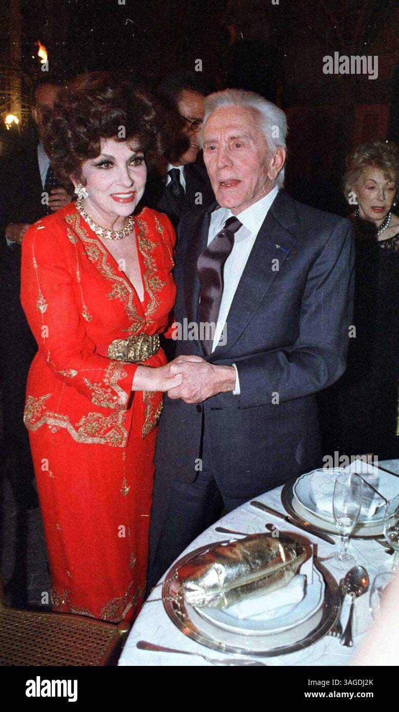 20 février 2001 ; Rome, Italie ; ventes en Amérique du Nord uniquement ! Acteurs KIRK DOUGLAS & GINA LOLLOBRIGIDA @ une fête organisée par le designer italien Gai Mattiolo honorant Kirk Douglas.. (Image de crédit : UNO Press/ZUMAPRESS.com) Banque D'Images