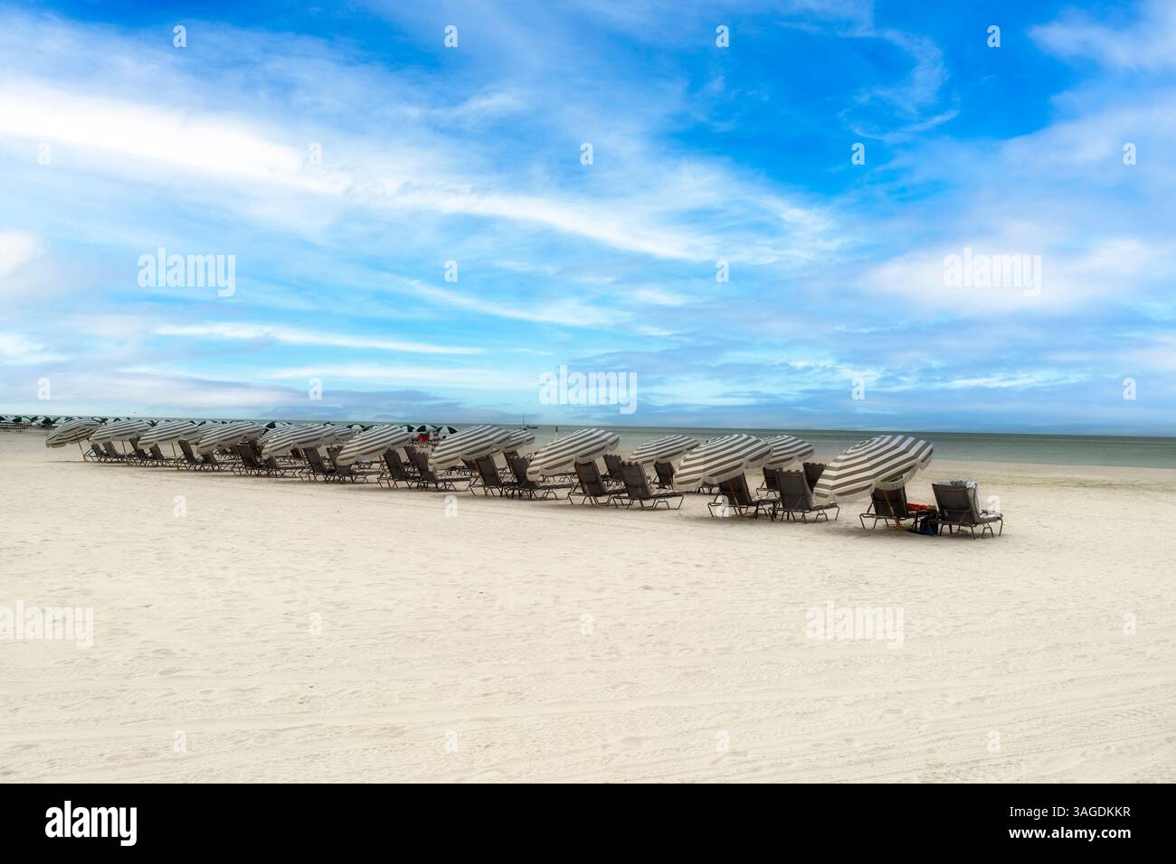 Rangée de parasols et chaises longues, Marco Island, Floride Banque D'Images