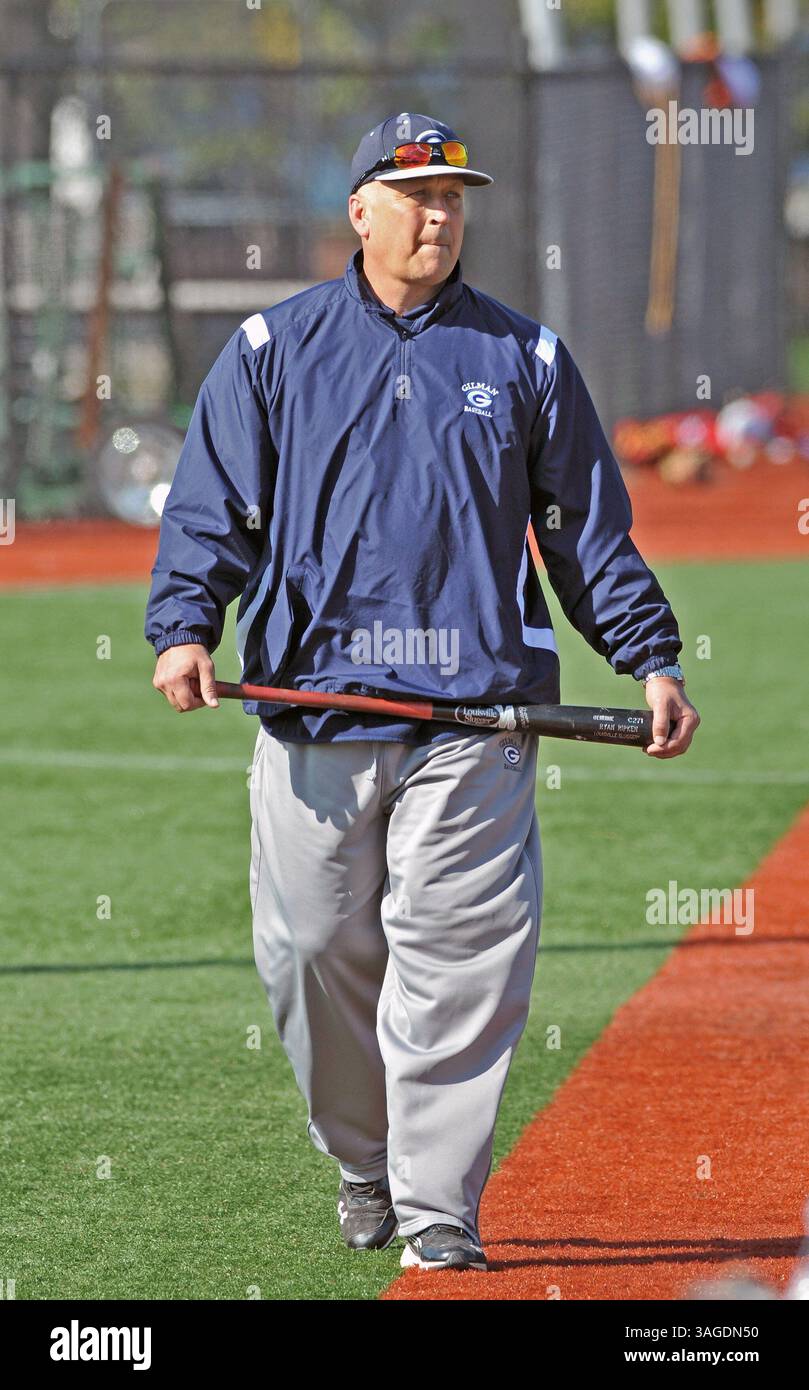 29 mars 2012 - Towson, Maryland, États-Unis - CAL RIPKEN Jr., entraîneur de Gilman High School, montré sur le terrain avant un match contre Calvert Hall College High School (crédit image : © Ken Inness/ZUMApress.com) Banque D'Images