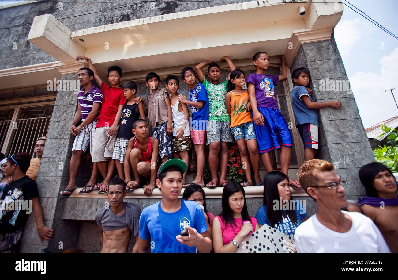 6 avril 2012 - San Pedro Cutud, Pampanga, Philippines - les pénitents aux Philippines imitent les souffrances de Jésus pendant la semaine Sainte pour expier les péchés ou prier pour leurs malades amoureux. Certains portent des croix et d'autres fléaux leurs dos blessés alors qu'ils font leur procession autour de leur village s'arrêtant à chaque station, où les dévots chantent le 'Pasyon', le récit épique philippin de la passion, la mort et la résurrection de Jésus-Christ. (Crédit image : © Ron Soliman/ZUMAPRESS.com) Banque D'Images