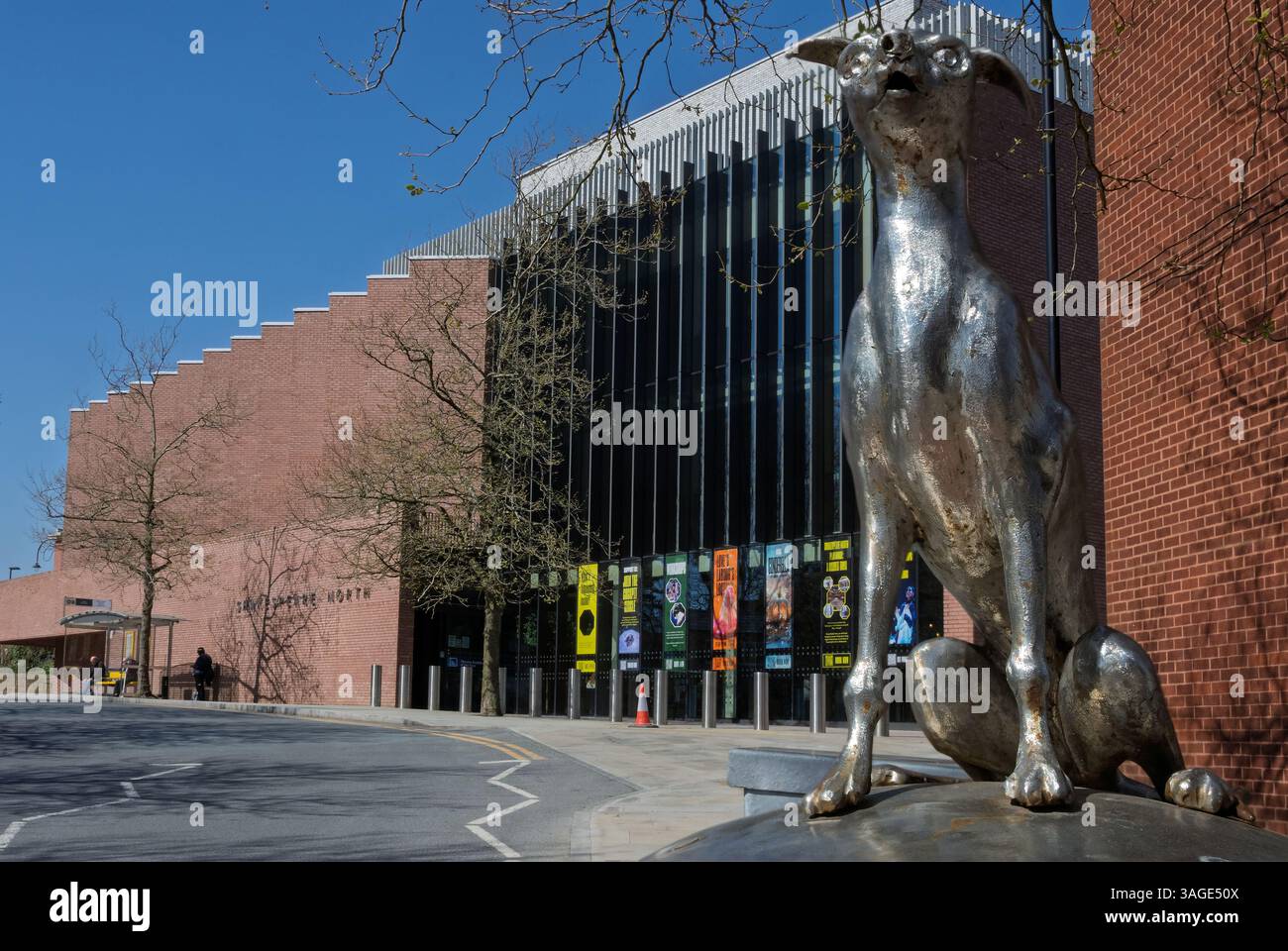 Le Shakespeare du théâtre Nord à Prescot avec la statue du chien de Macbeth. Banque D'Images