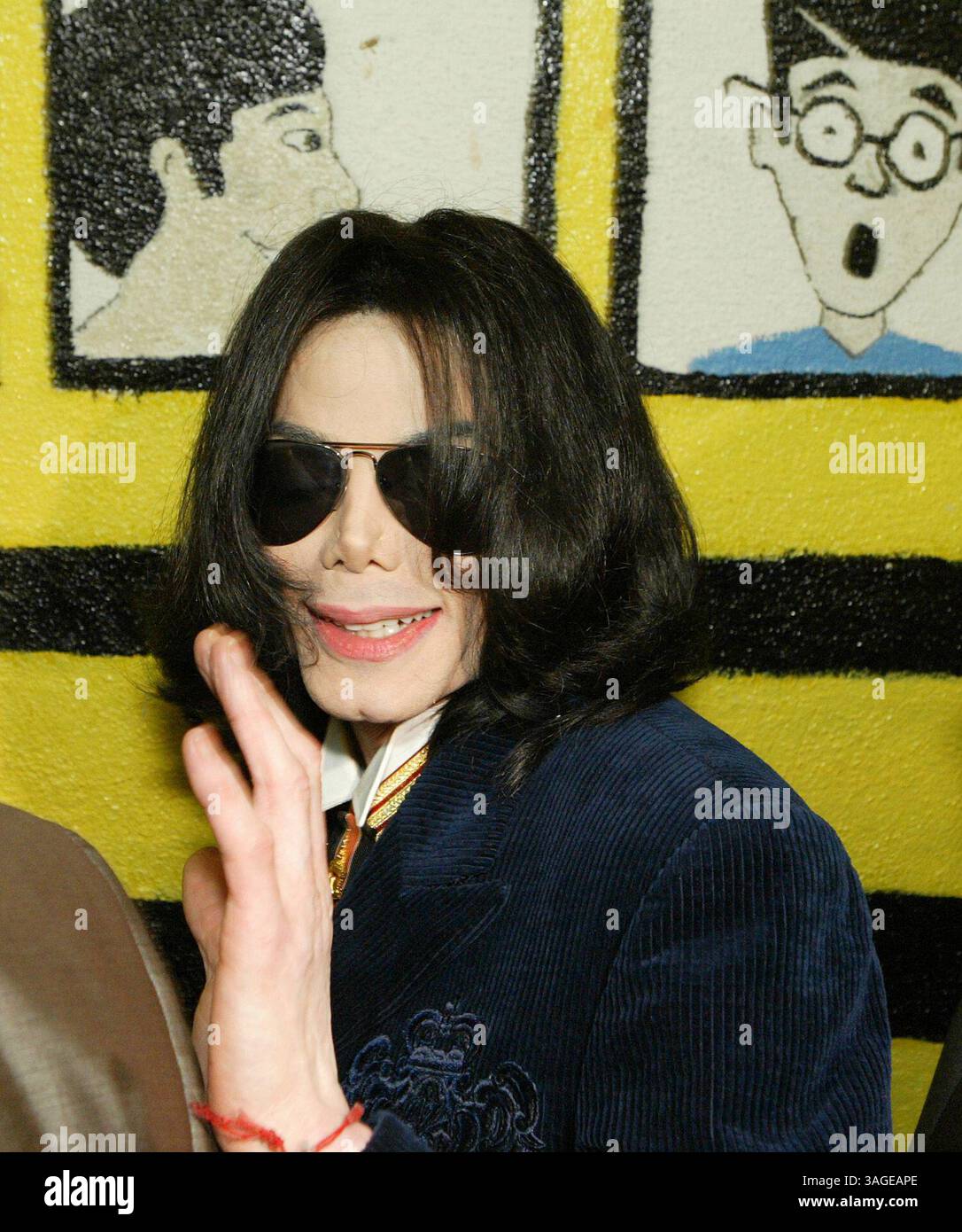 15 août 2004 ; Los Angeles, CA, États-Unis ; pop Star MICHAEL JACKSON part après avoir rendu visite aux enfants de l'école du dimanche au Centre d'éducation Cecil L. Murray où il a assisté plus tôt à des offices à la First AME Church. (Crédit image : J.P. Yim/ZUMAPRESS.com) Banque D'Images