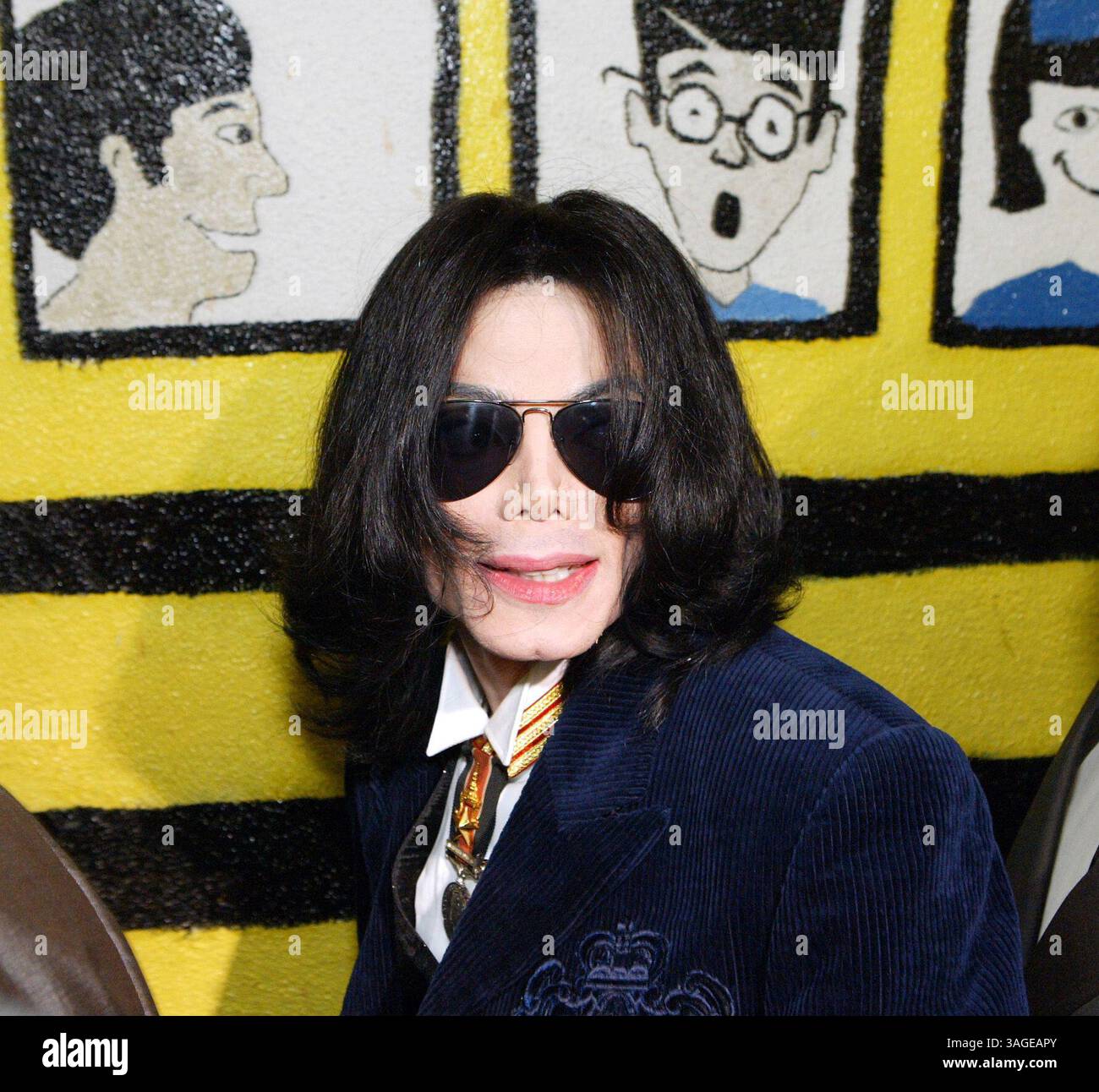 15 août 2004 ; Los Angeles, CA, États-Unis ; pop Star MICHAEL JACKSON part après avoir rendu visite aux enfants de l'école du dimanche au Centre d'éducation Cecil L. Murray où il a assisté plus tôt à des offices à la First AME Church. (Crédit image : J.P. Yim/ZUMAPRESS.com) Banque D'Images