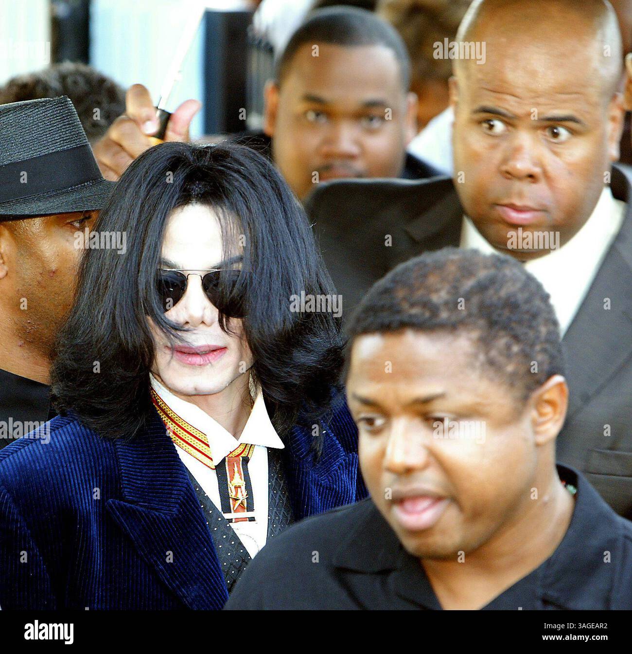 15 août 2004 ; Los Angeles, CA, États-Unis ; pop Star MICHAEL JACKSON part après avoir rendu visite aux enfants de l'école du dimanche au Centre d'éducation Cecil L. Murray où il a assisté plus tôt à des offices à la First AME Church. (Crédit image : J.P. Yim/ZUMAPRESS.com) Banque D'Images