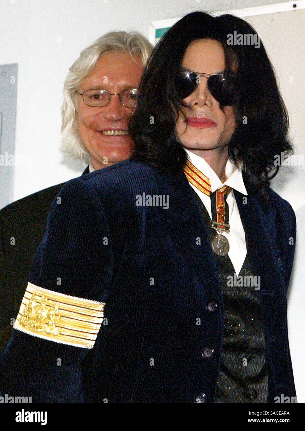 15 août 2004 ; Los Angeles, CA, États-Unis ; pop Star MICHAEL JACKSON avec son avocat TOM Mesereau Jr. L) visiter des enfants de l'école du dimanche au Cecil L. Murray Education Center après avoir assisté à des services à la première église AME. (Crédit image : J.P. Yim/ZUMAPRESS.com) Banque D'Images