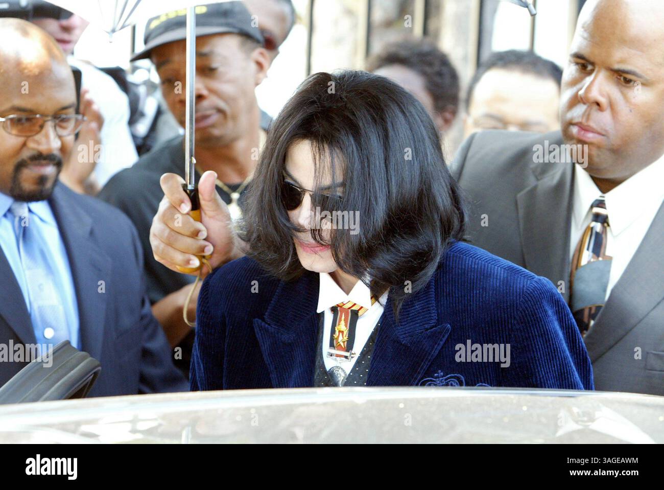 15 août 2004 ; Los Angeles, CA, États-Unis ; pop Star MICHAEL JACKSON part après avoir rendu visite aux enfants de l'école du dimanche au Centre d'éducation Cecil L. Murray où il a assisté plus tôt à des offices à la First AME Church. (Crédit image : J.P. Yim/ZUMAPRESS.com) Banque D'Images