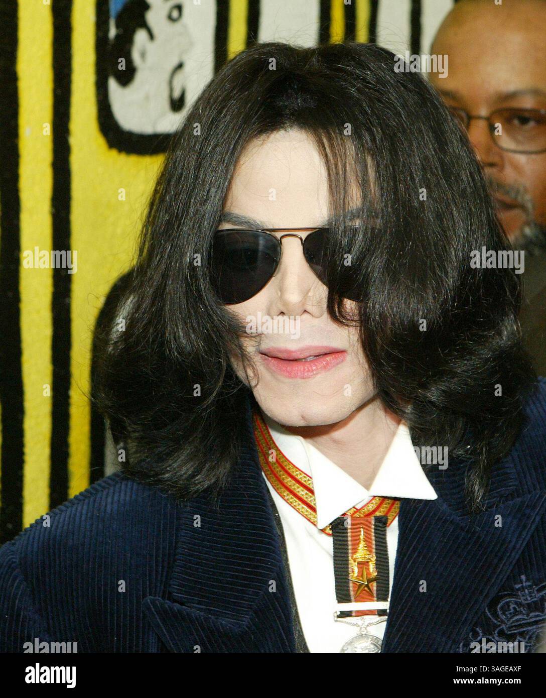 15 août 2004 ; Los Angeles, CA, États-Unis ; pop Star MICHAEL JACKSON part après avoir rendu visite aux enfants de l'école du dimanche au Centre d'éducation Cecil L. Murray où il a assisté plus tôt à des offices à la First AME Church. (Crédit image : J.P. Yim/ZUMAPRESS.com) Banque D'Images