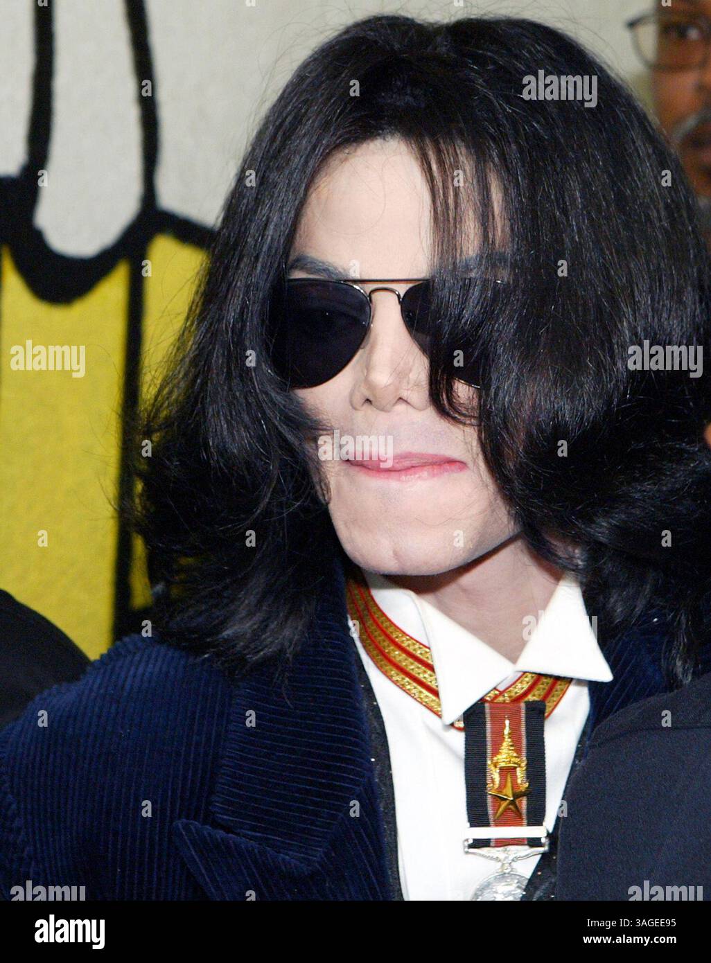 15 août 2004 ; Los Angeles, CA, États-Unis ; pop Star MICHAEL JACKSON part après avoir rendu visite aux enfants de l'école du dimanche au Centre d'éducation Cecil L. Murray où il a assisté plus tôt à des offices à la First AME Church. (Crédit image : J.P. Yim/ZUMAPRESS.com) Banque D'Images